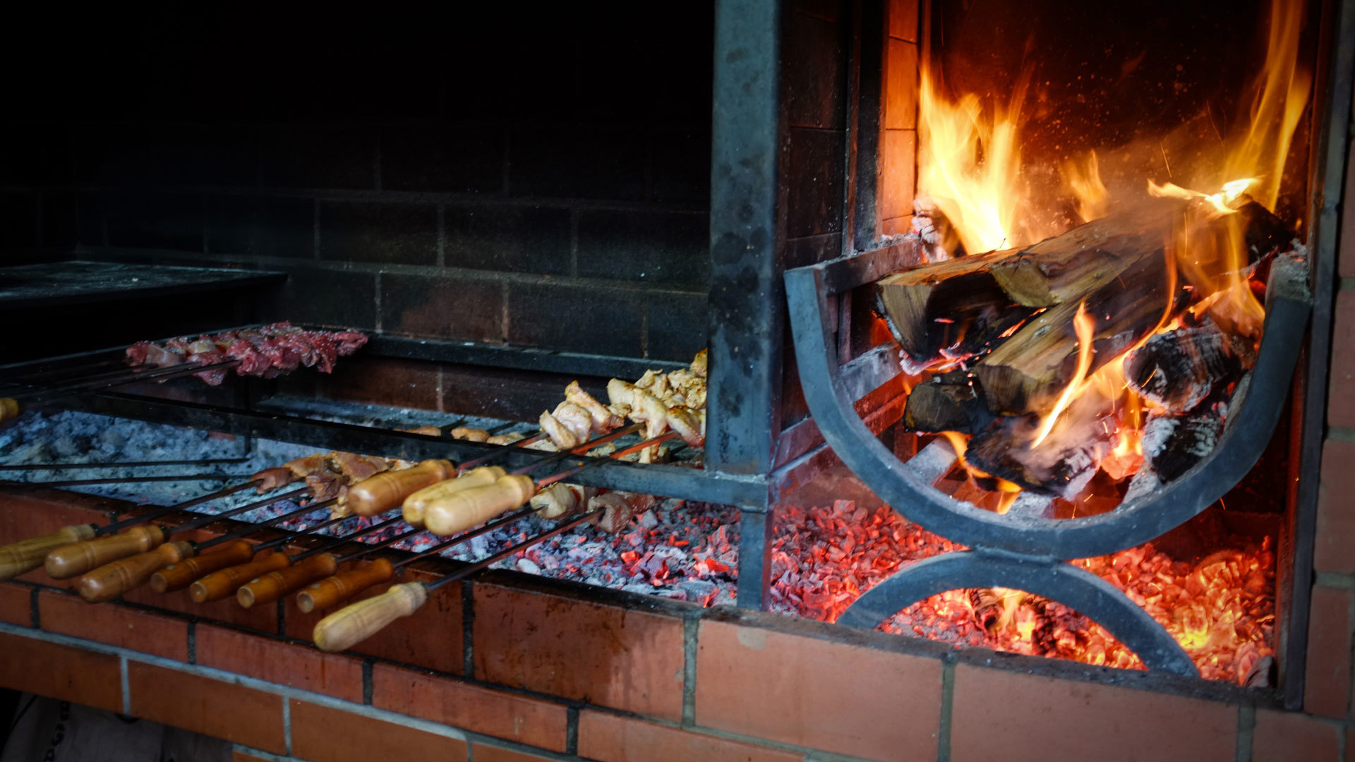 Brochettes typiques de Madère préparées et servies.