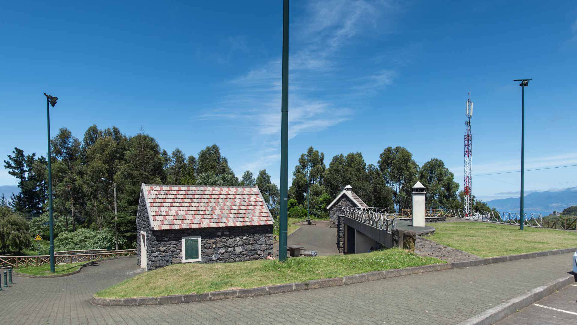 Steinhaus mit grünen Bäumen im Hintergrund in natürlicher Umgebung.