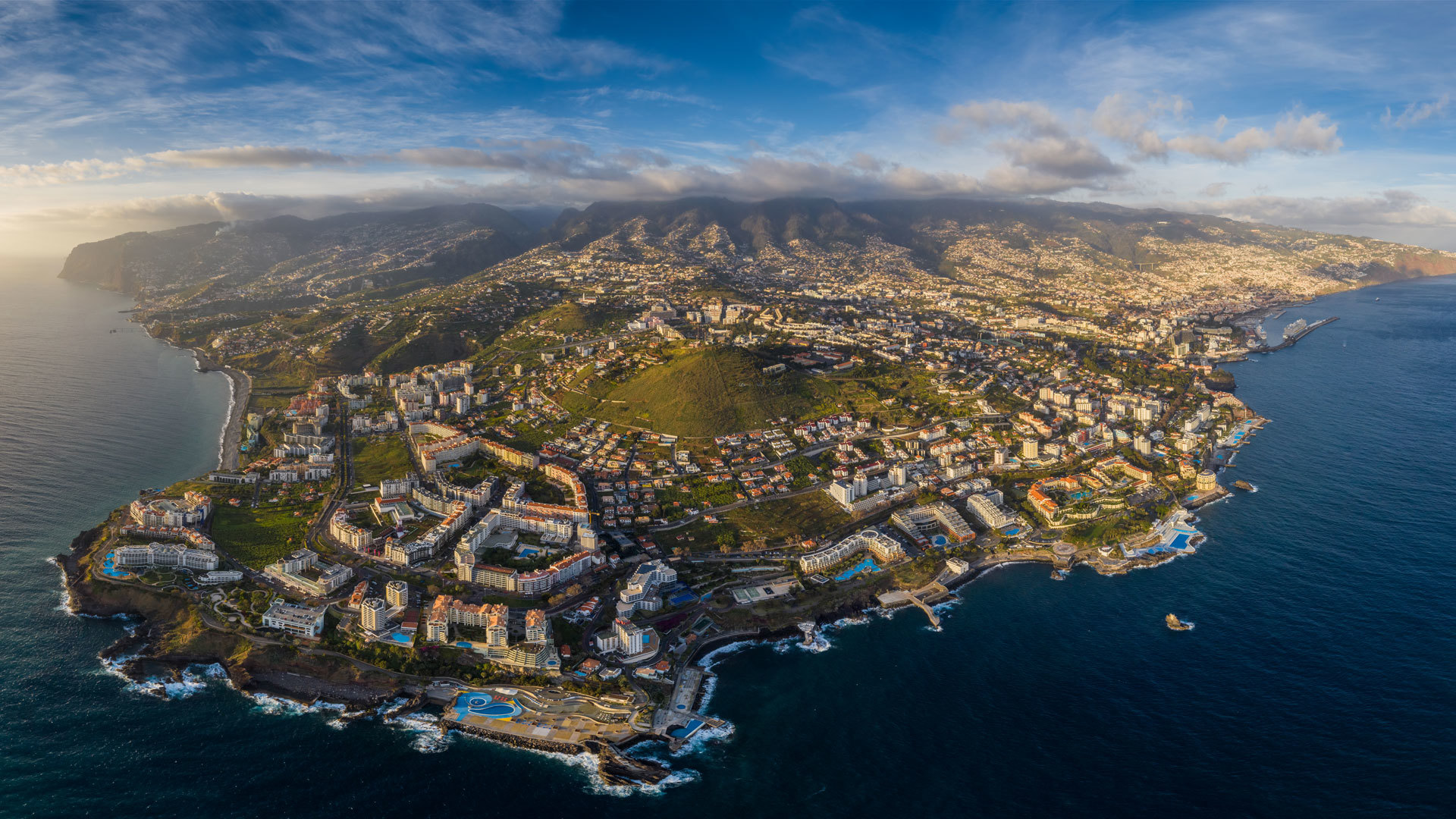 Vista aérea de Funchal junto al mar, tomada con dron.