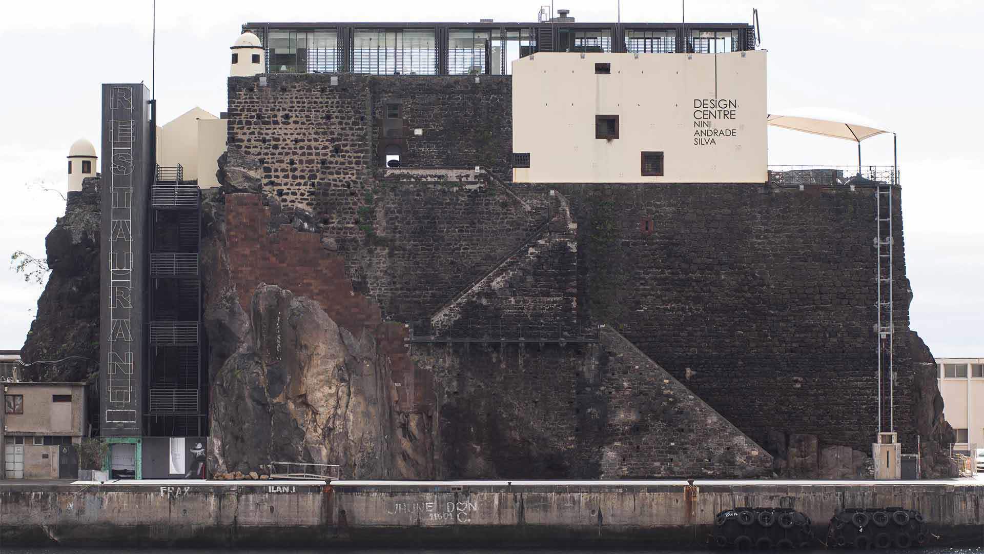 Edifício branco no topo de construção de pedra.