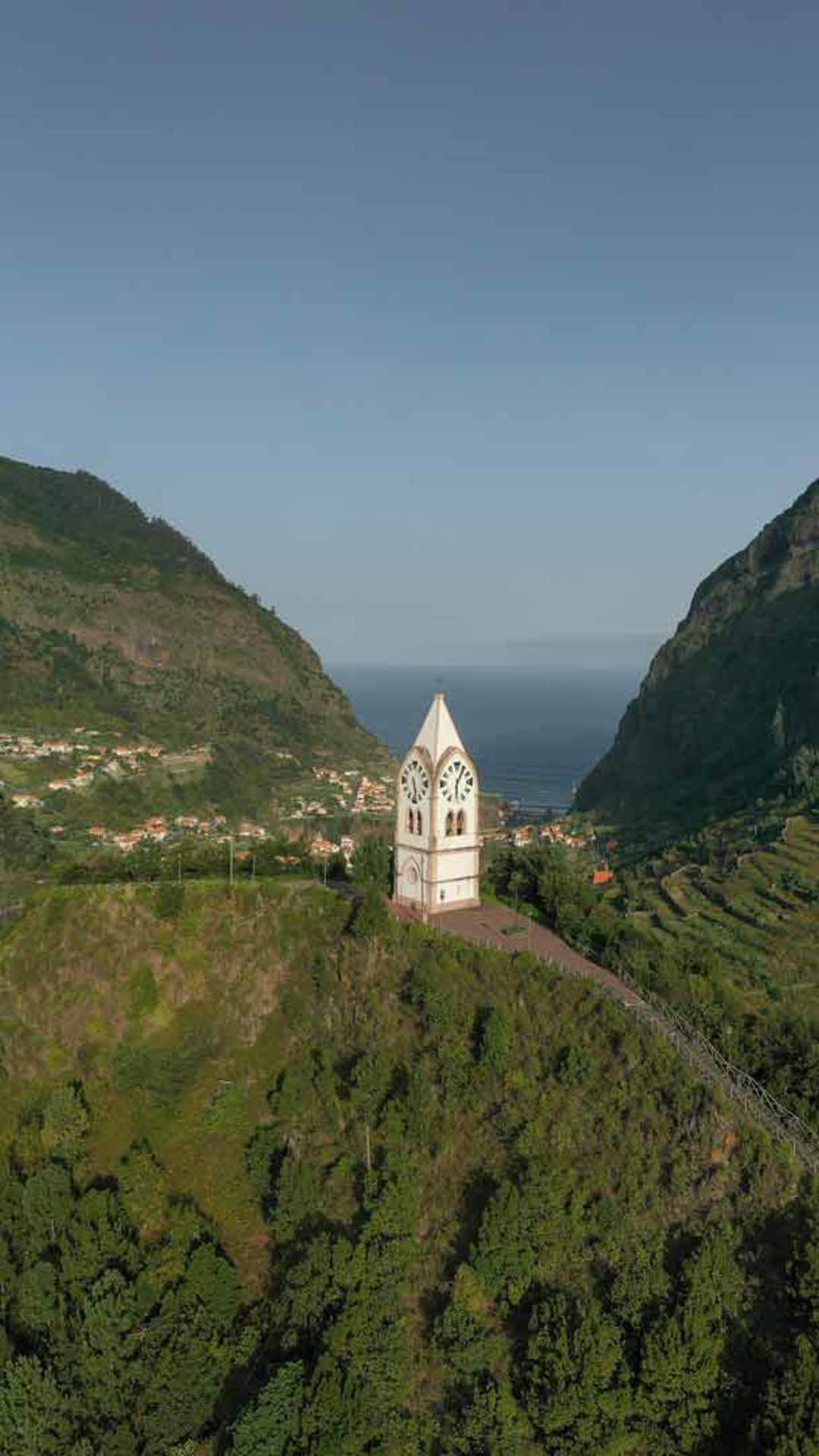 Igreja situada no coração de um vale verdejante.