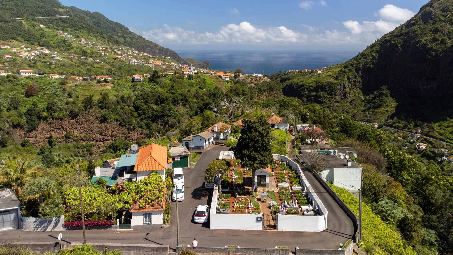 Route avec maisons au milieu des montagnes de Madère.