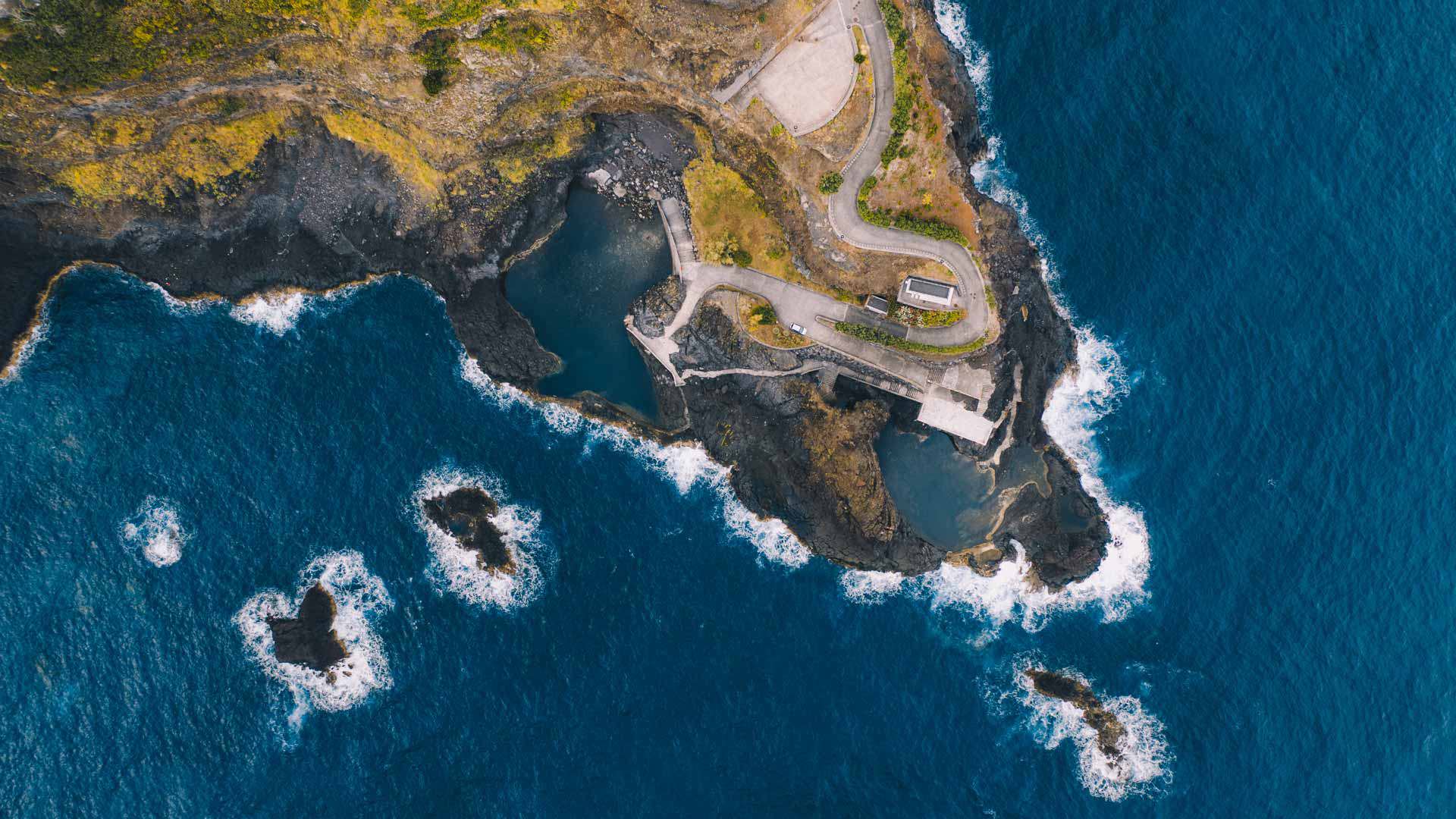 Drohnenbild der Naturpools mit Felsen im Meer auf Madeira.