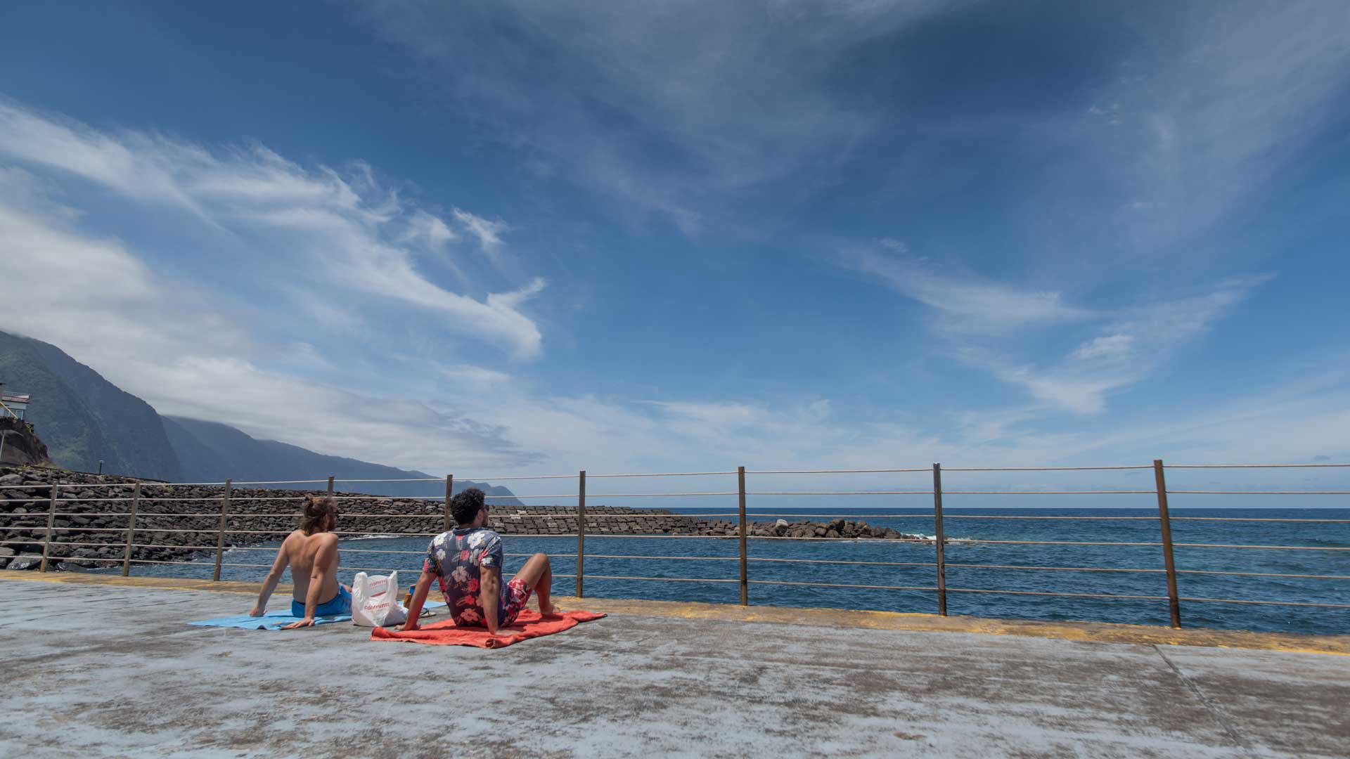 Deux personnes sur la plage à Madère.