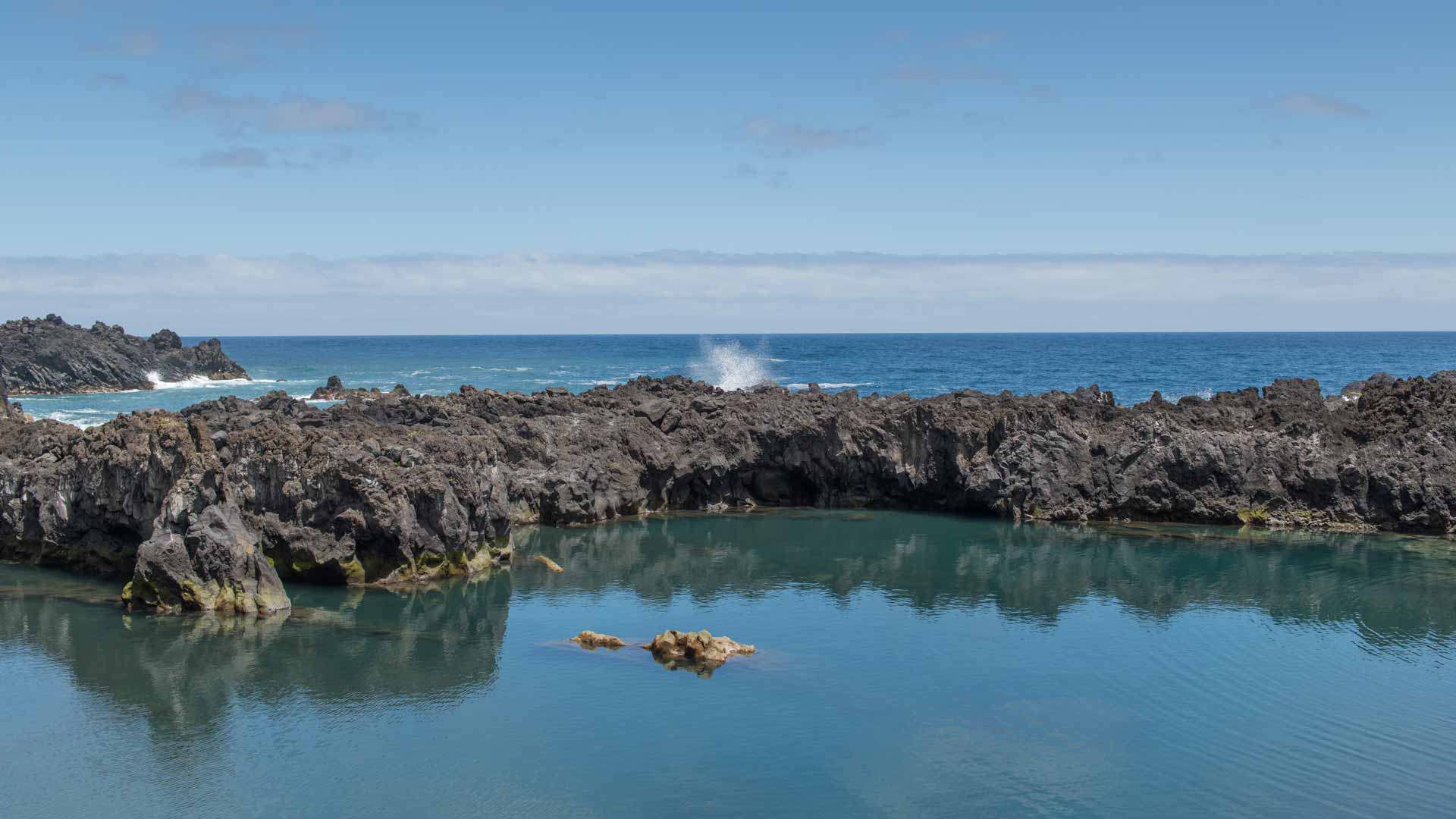 Naturpool, umgeben von Felsen, mit Blick aufs Meer auf Madeira.