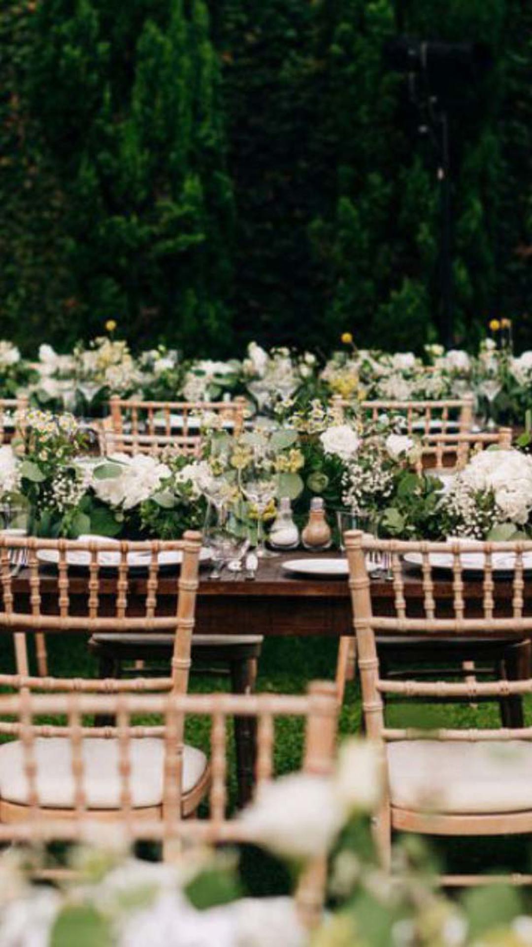 Decoração de mesa com arranjos de flores.