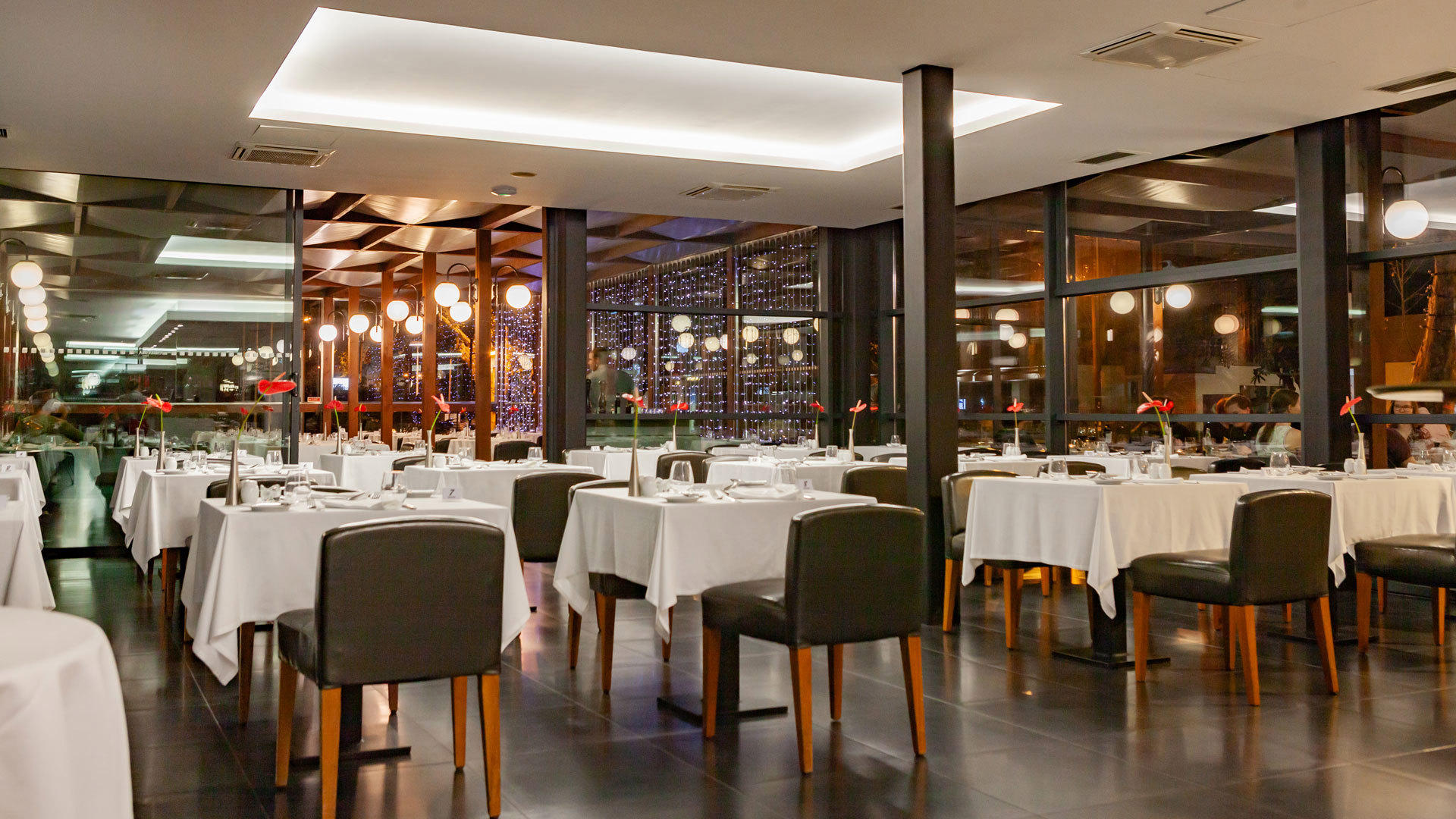 Restaurant mit Tischen und Stühlen.