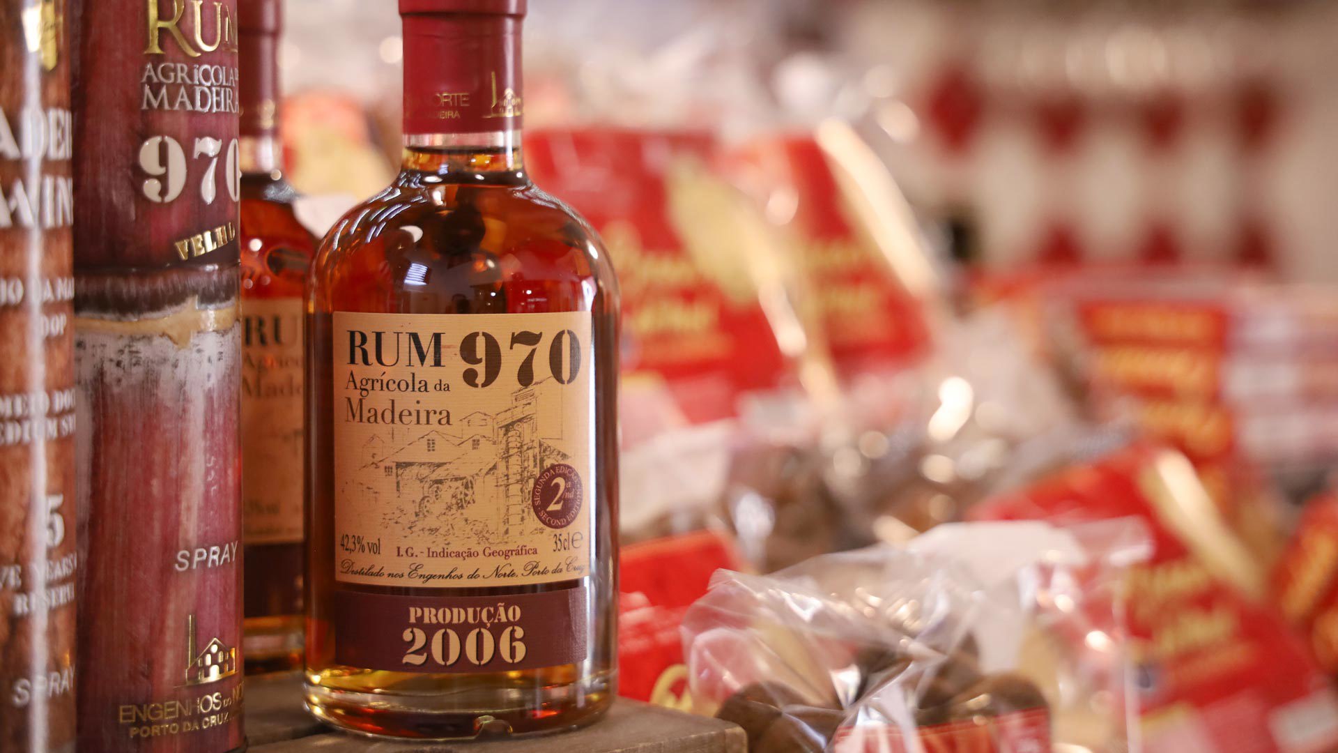 Botella de ron de Madeira en primer plano.