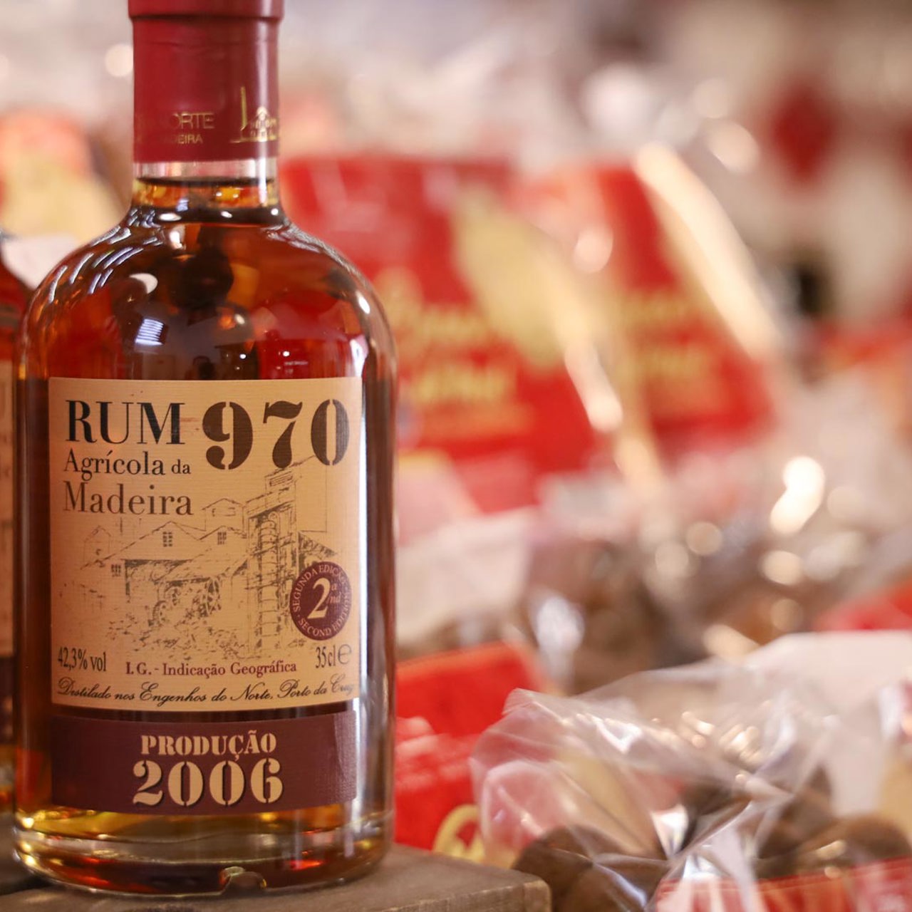 Garrafa de rum da Madeira em destaque.