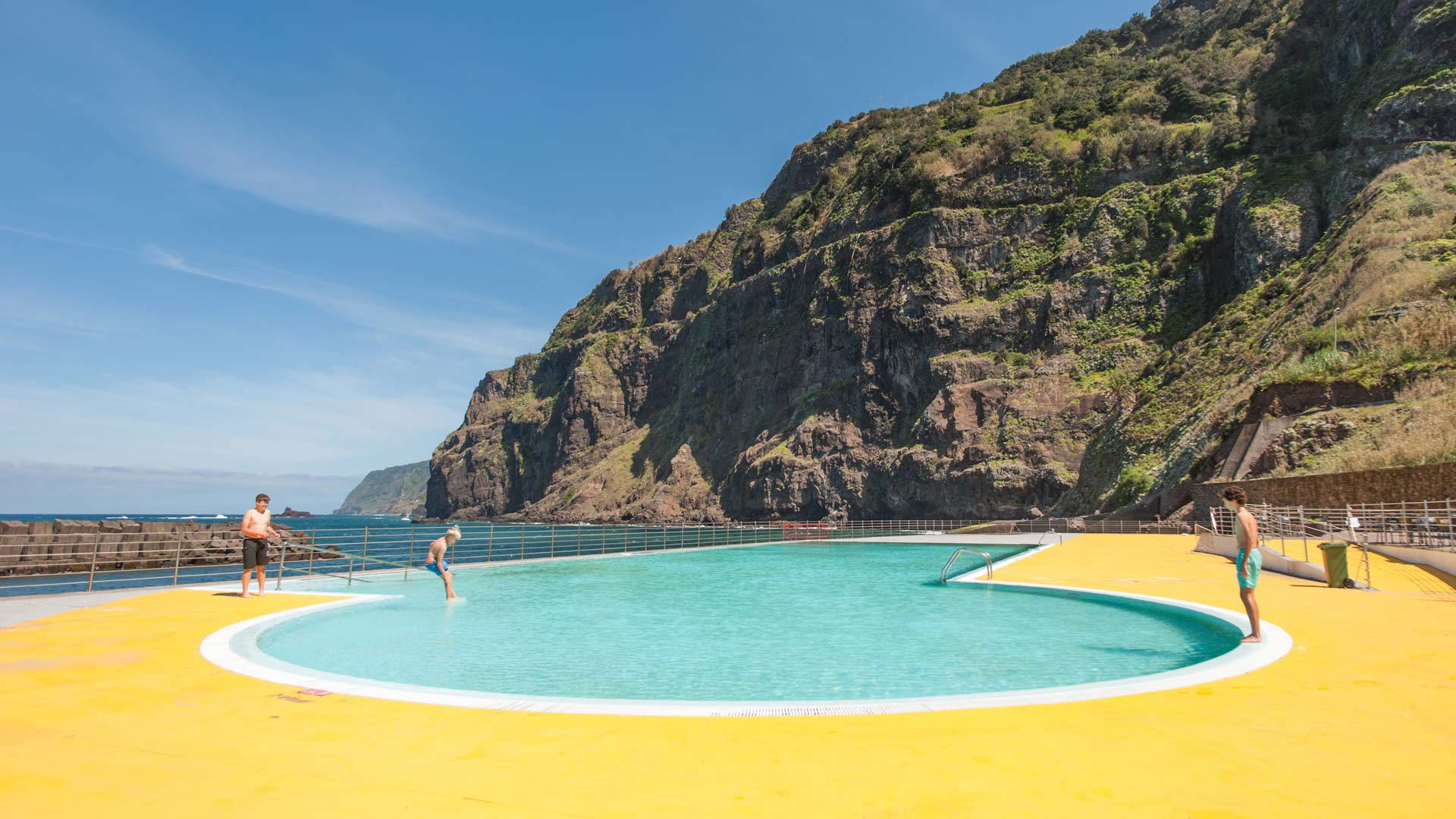 Pool mit Bergblick auf Madeira.