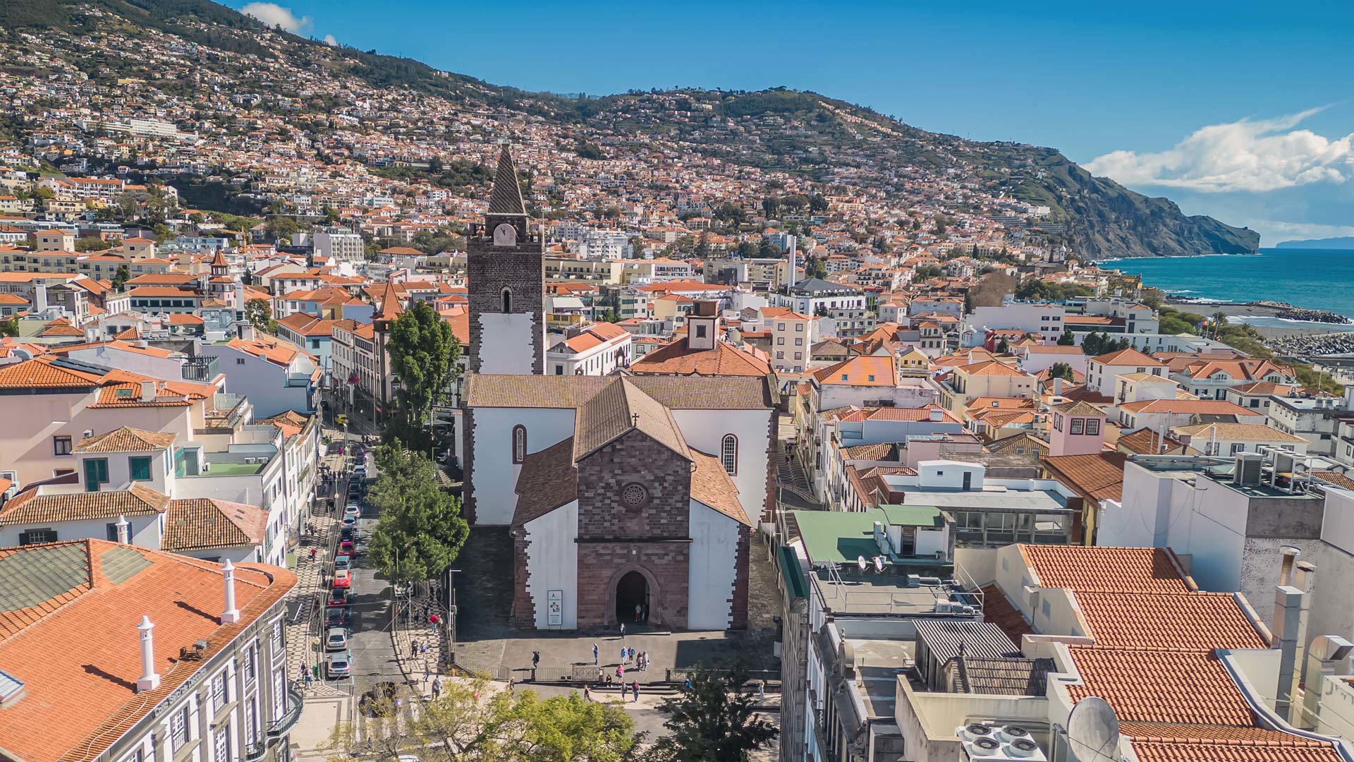 Vista aérea da Sé da cidade do Funchal com a cidade ao redor.