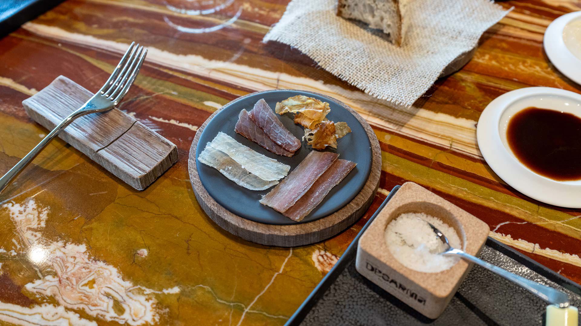 Mittagstisch mit sorgfältig zubereiteten Gourmet-Vorspeisen