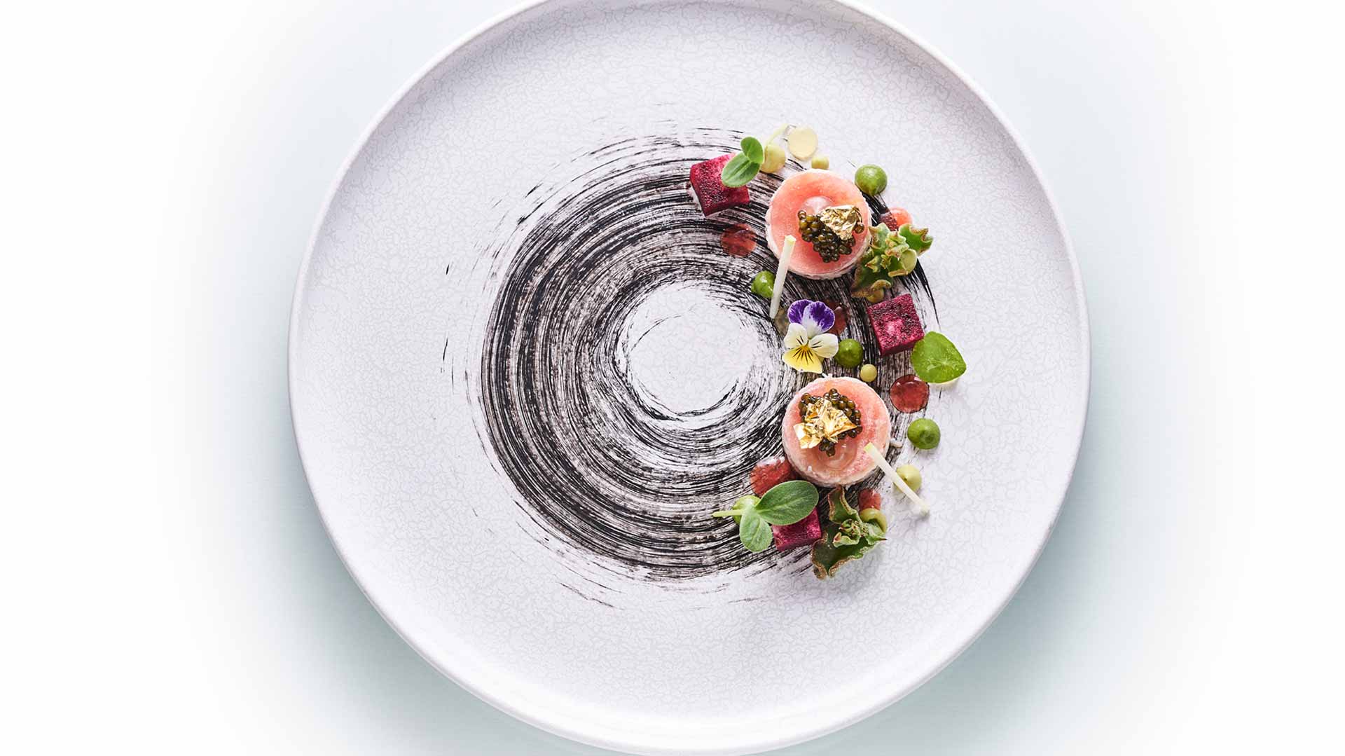 Assiette blanche dressée avec cuisine contemporaine.
