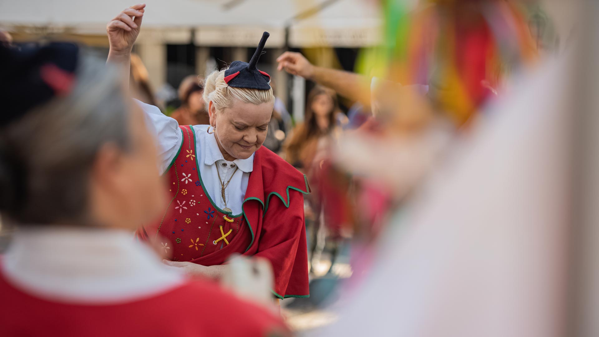 Frau in Tracht tanzt Folklore.