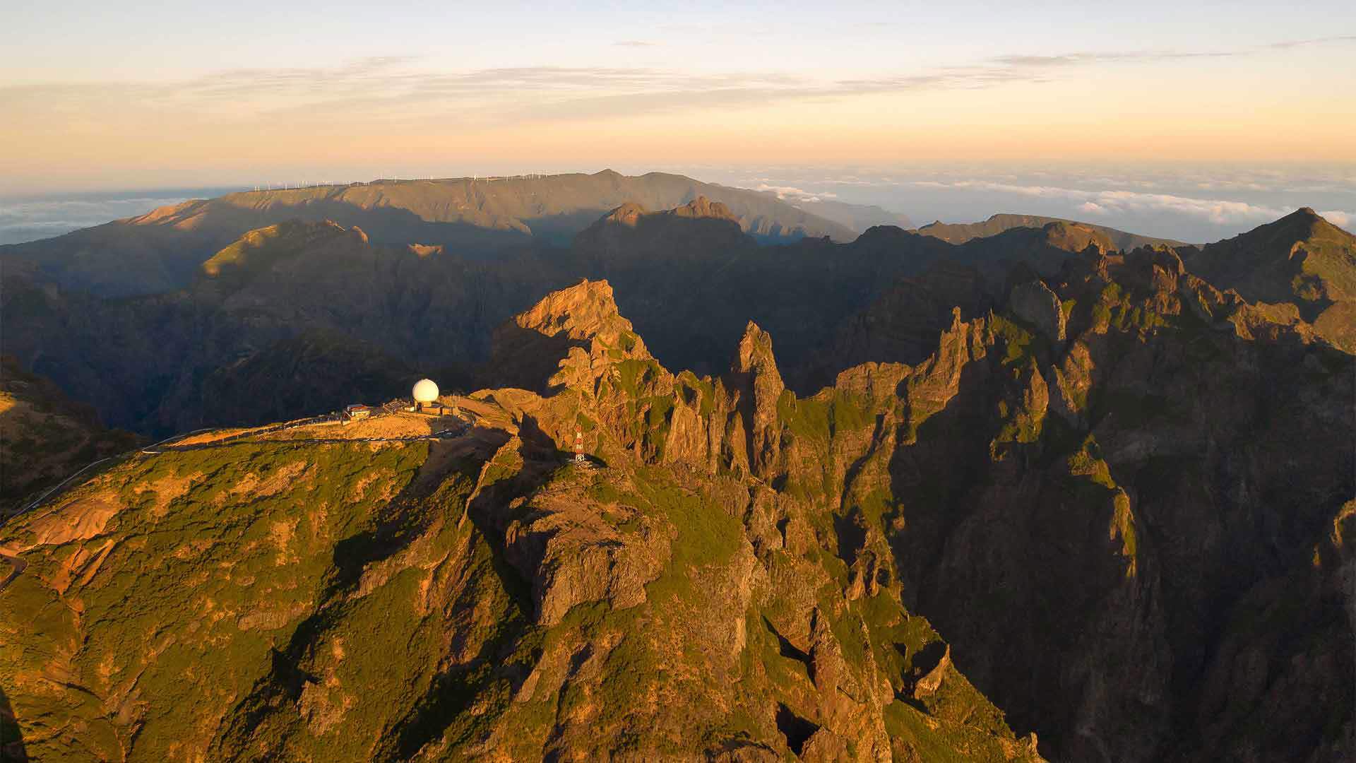 Montagnes de Madère avec soleil brillant dans le ciel.