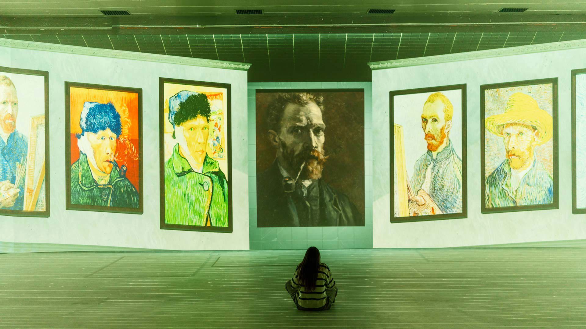 Mujer sentada frente a cuadros de gran formato