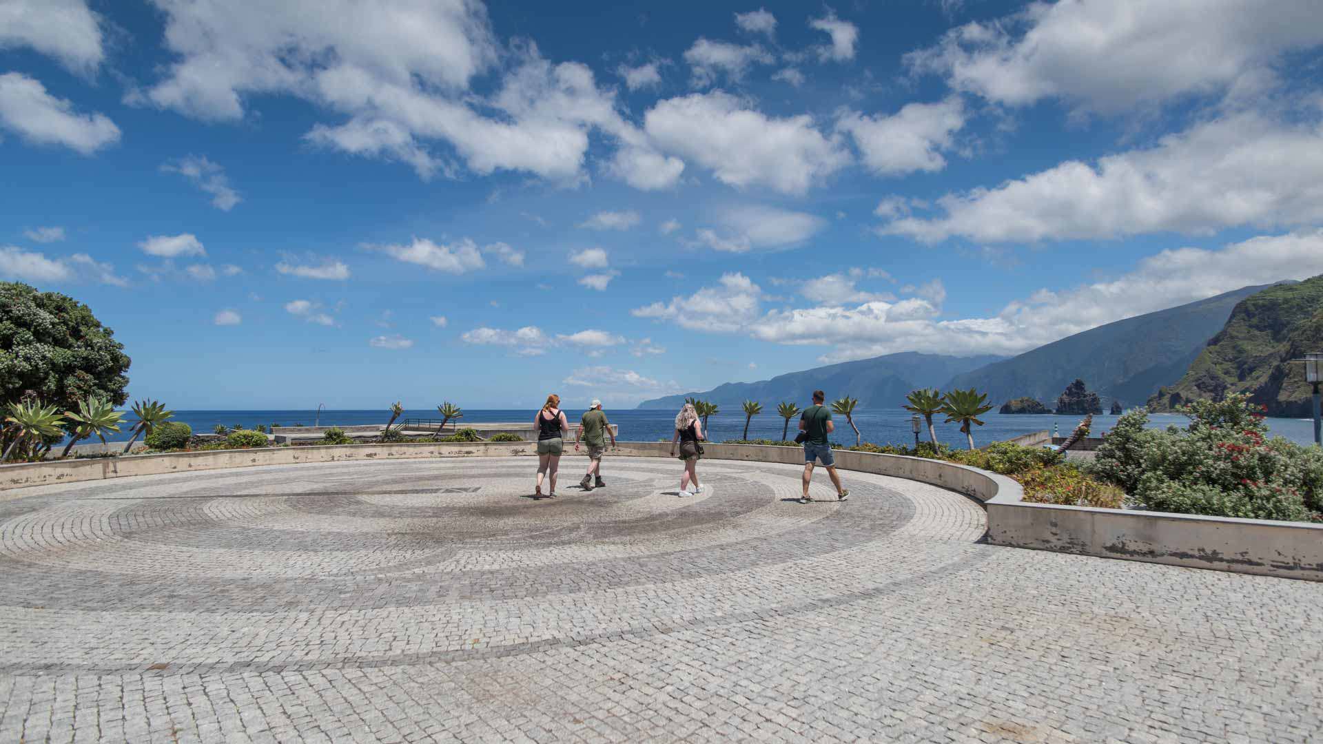 Point de vue avec quatre personnes se promenant et appréciant le paysage.