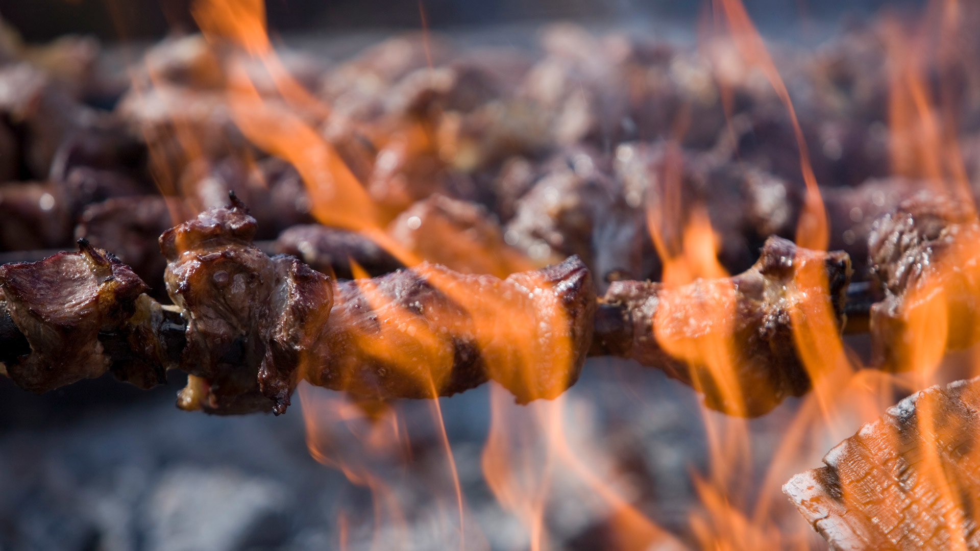 Lorbeer-Spieße mit Espetada, die über einem Grill zubereitet werden.