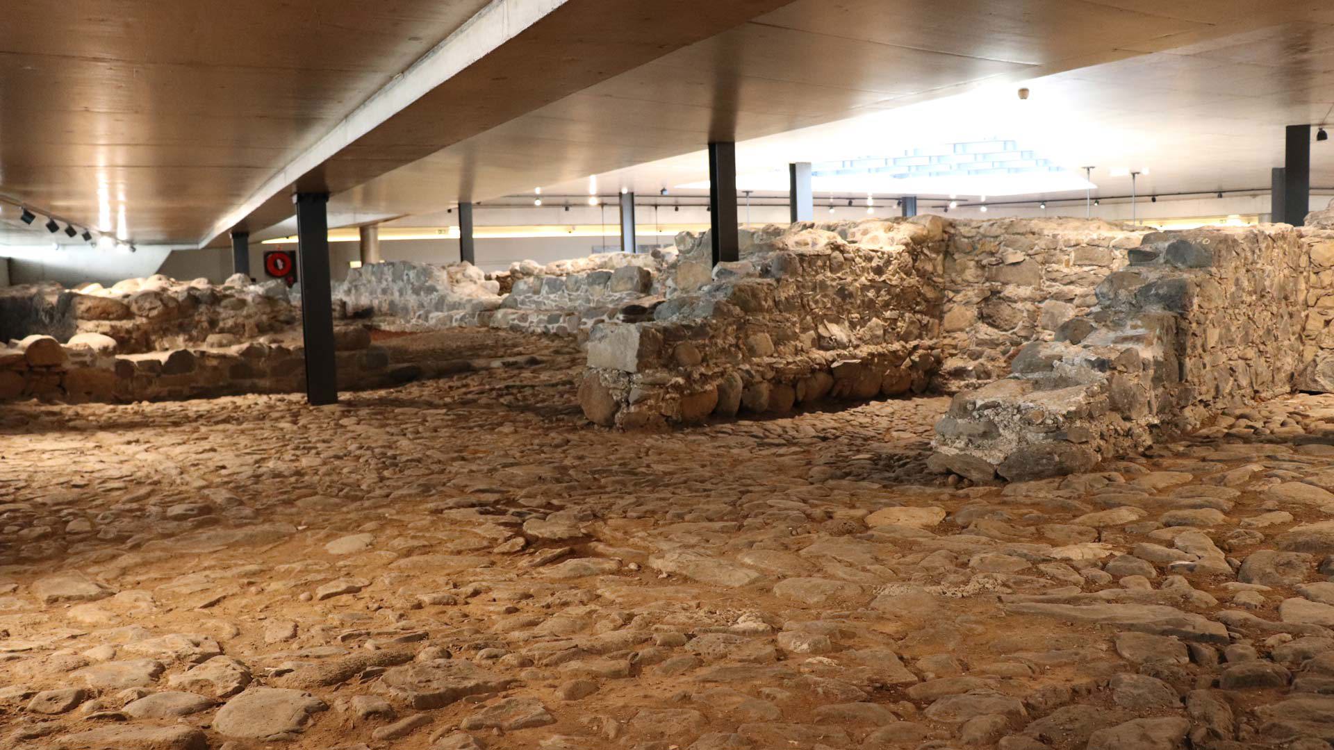 Interior do Núcleo Museológico do Forte de São Filipe com estruturas históricas, Madeira.
