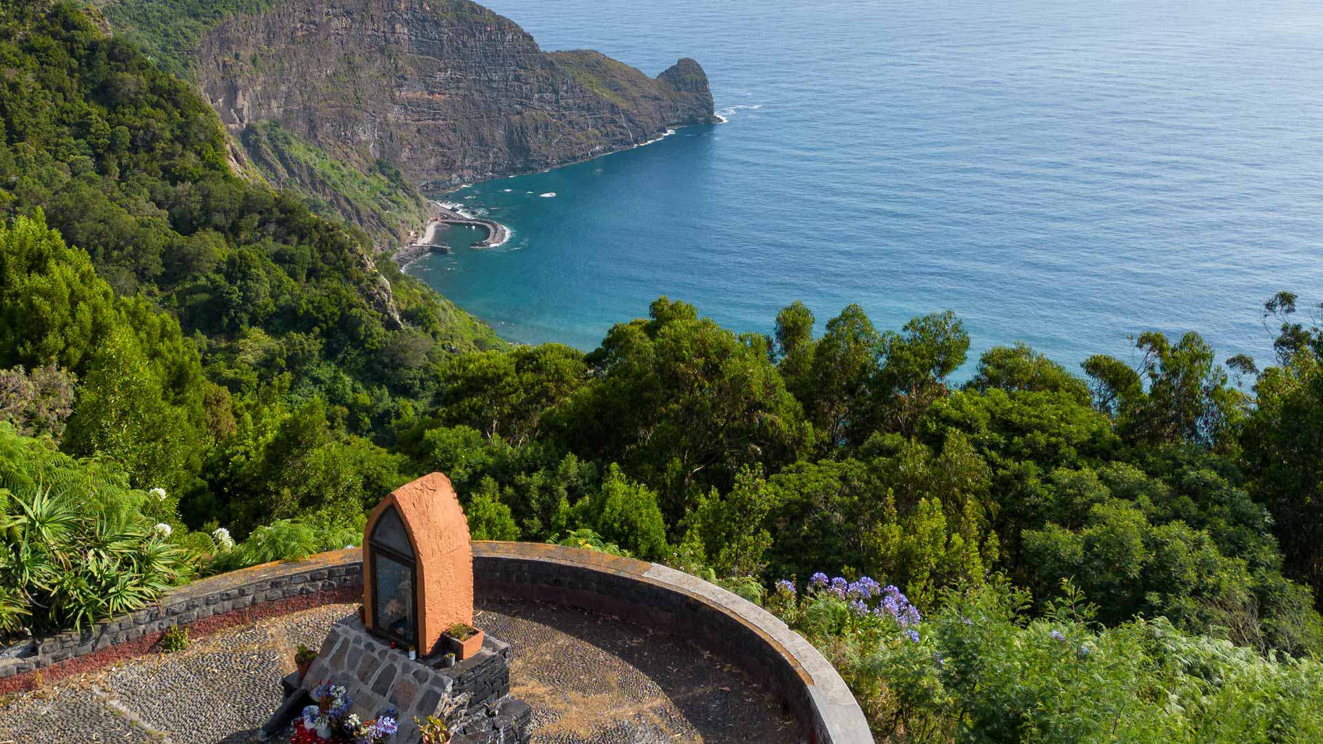 Viewpoint with green vegetation and sea view.