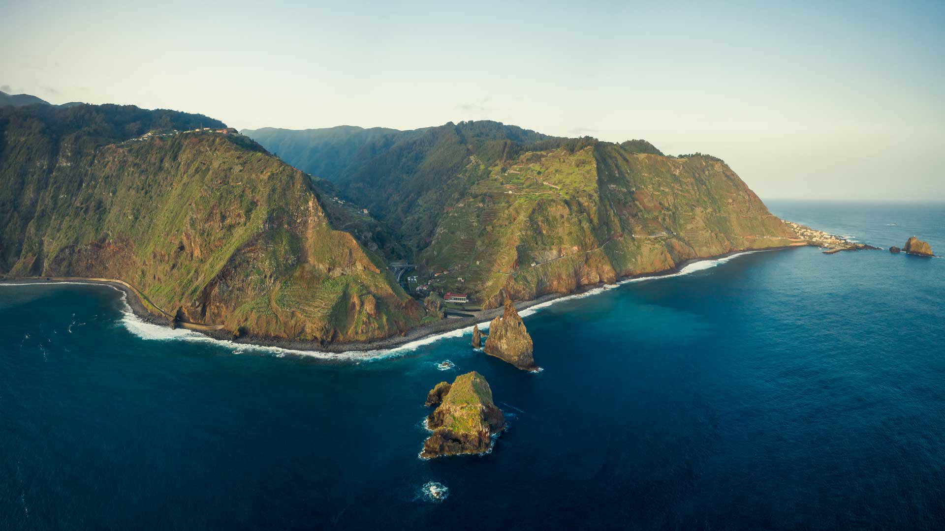Vista aérea con dron del mar, montañas y valle en el paisaje de Madeira.