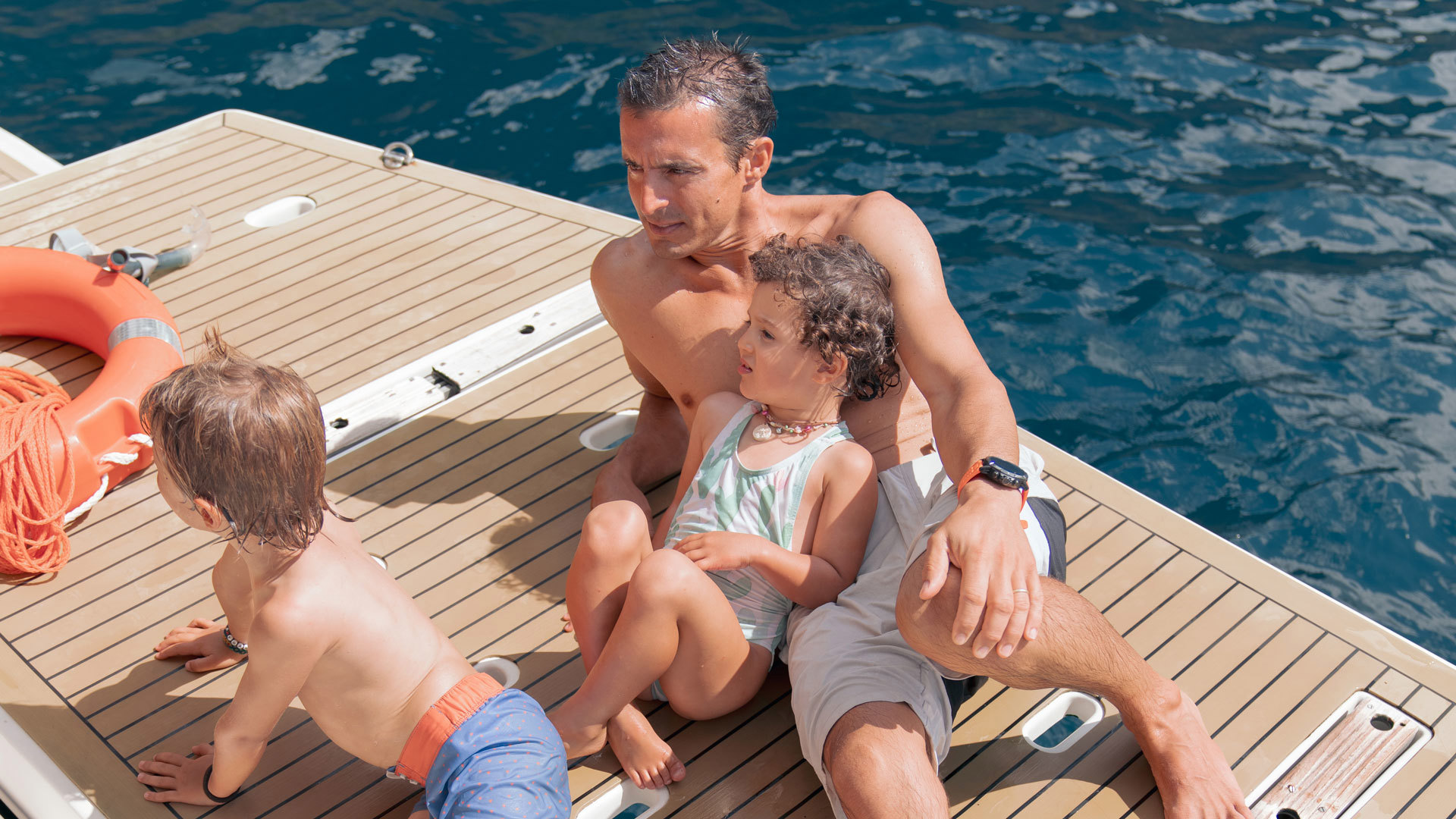 Familia disfrutando de un paseo en catamarán.