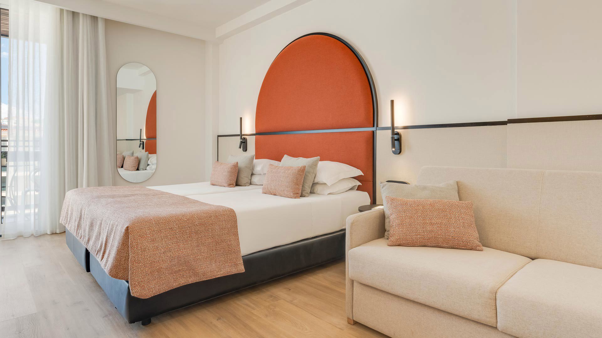 Dekoriertes Hotelzimmer im Editory Garden Carmo Funchal mit bequemem Doppelbett und Kissen.