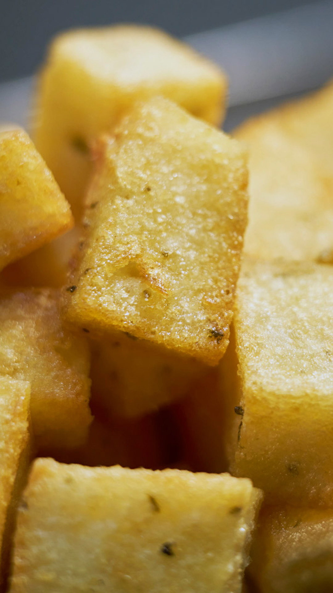 Travessa com milho frito, uma especialidade gastronómica tradicional da Ilha da Madeira.