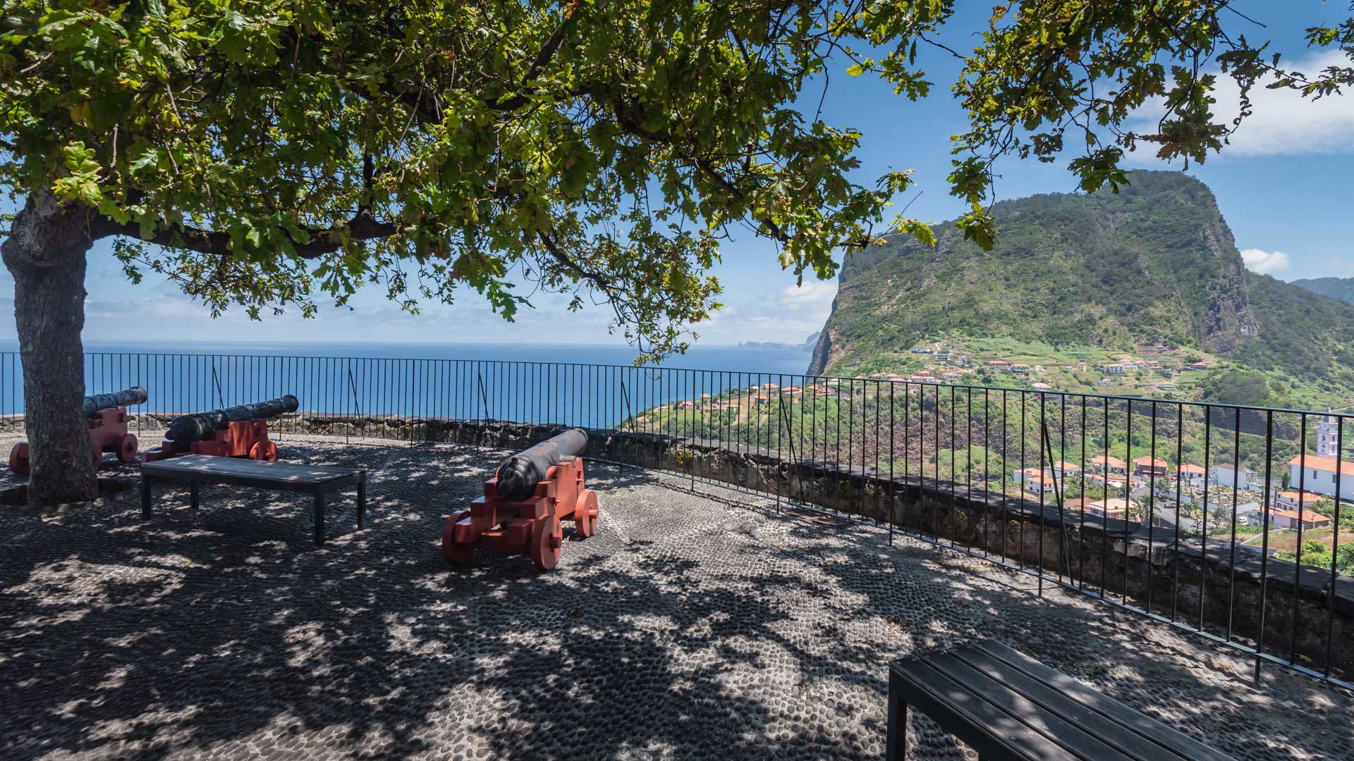 Belvédère avec canons historiques au cœur de la nature à Madère.