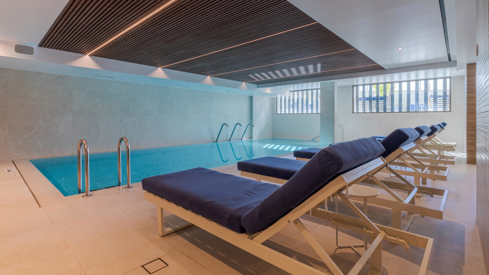 Piscina interior do The Editory Ocean Way Funchal, na Ilha da Madeira.