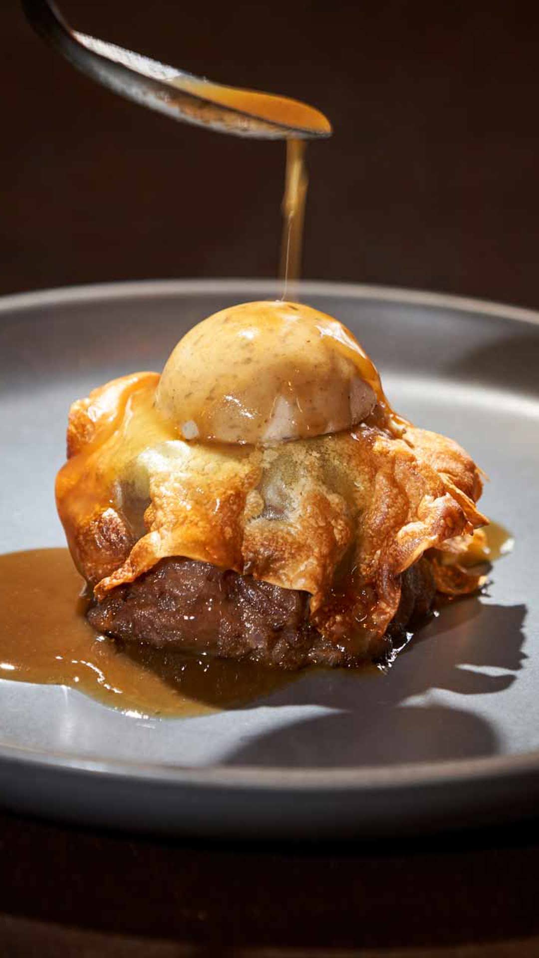 Plato con emplatado al estilo de gastronomía contemporánea en el restaurante Kampo.