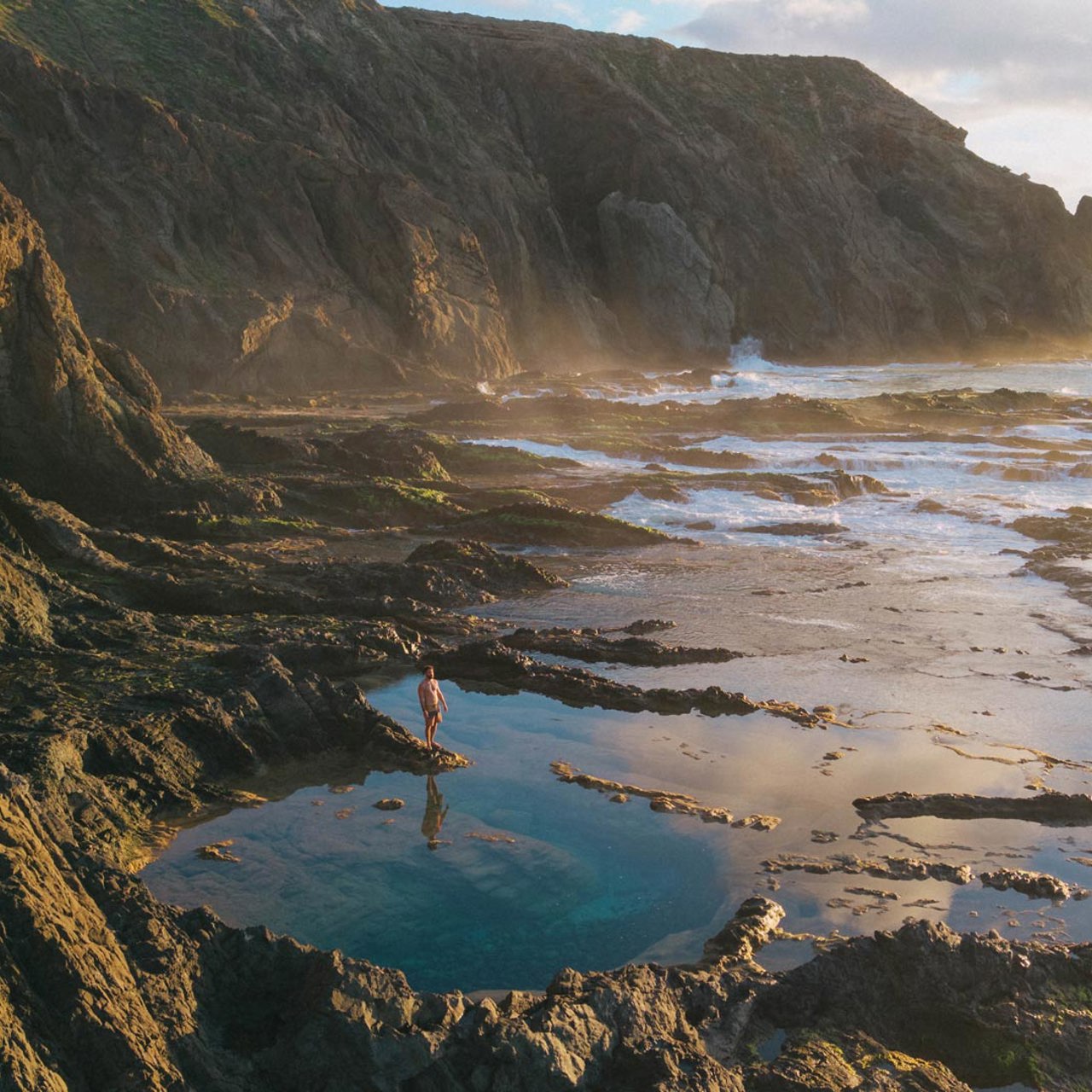Mann in den natürlichen Felsenpools am Strand von Salemas, auf Porto Santo.