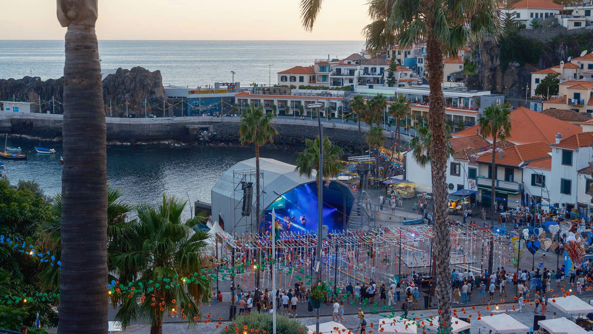 Bahía de Câmara de Lobos durante las fiestas, con escenario, animación y vistas al mar.