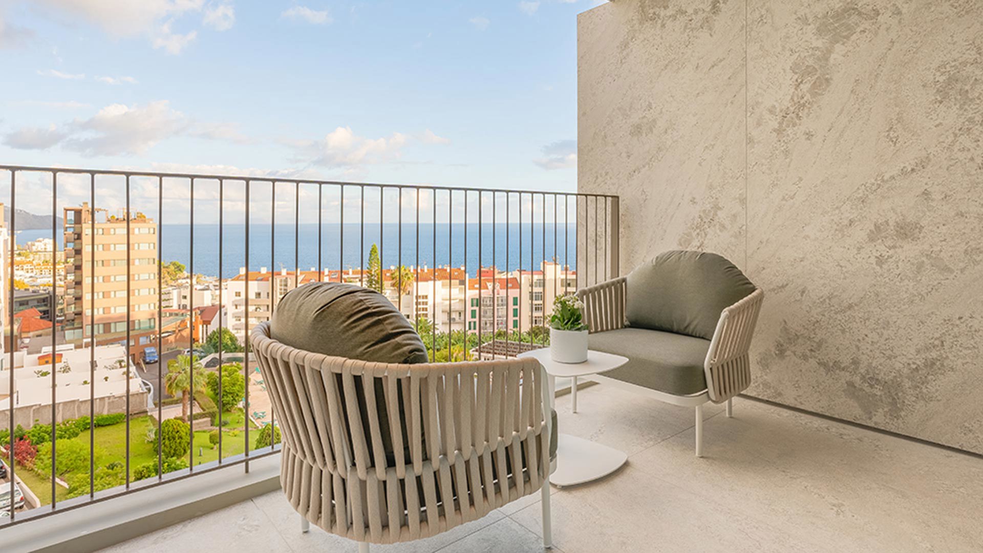Duas cadeiras na varanda com vista para o mar, no The Editory Ocean Way Funchal, na Ilha da Madeira.