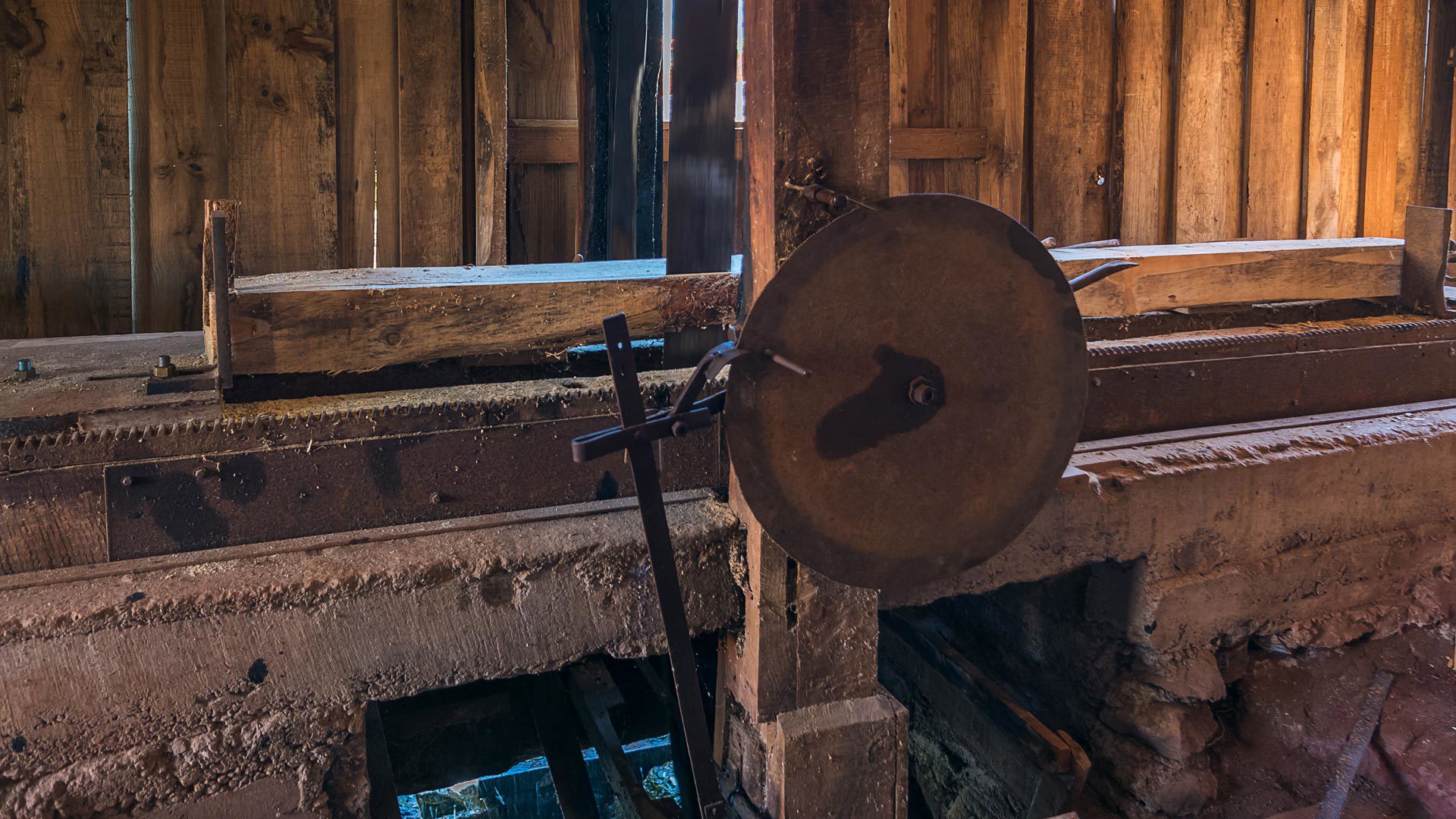 Tablas de madera con rueda de hierro antigua.