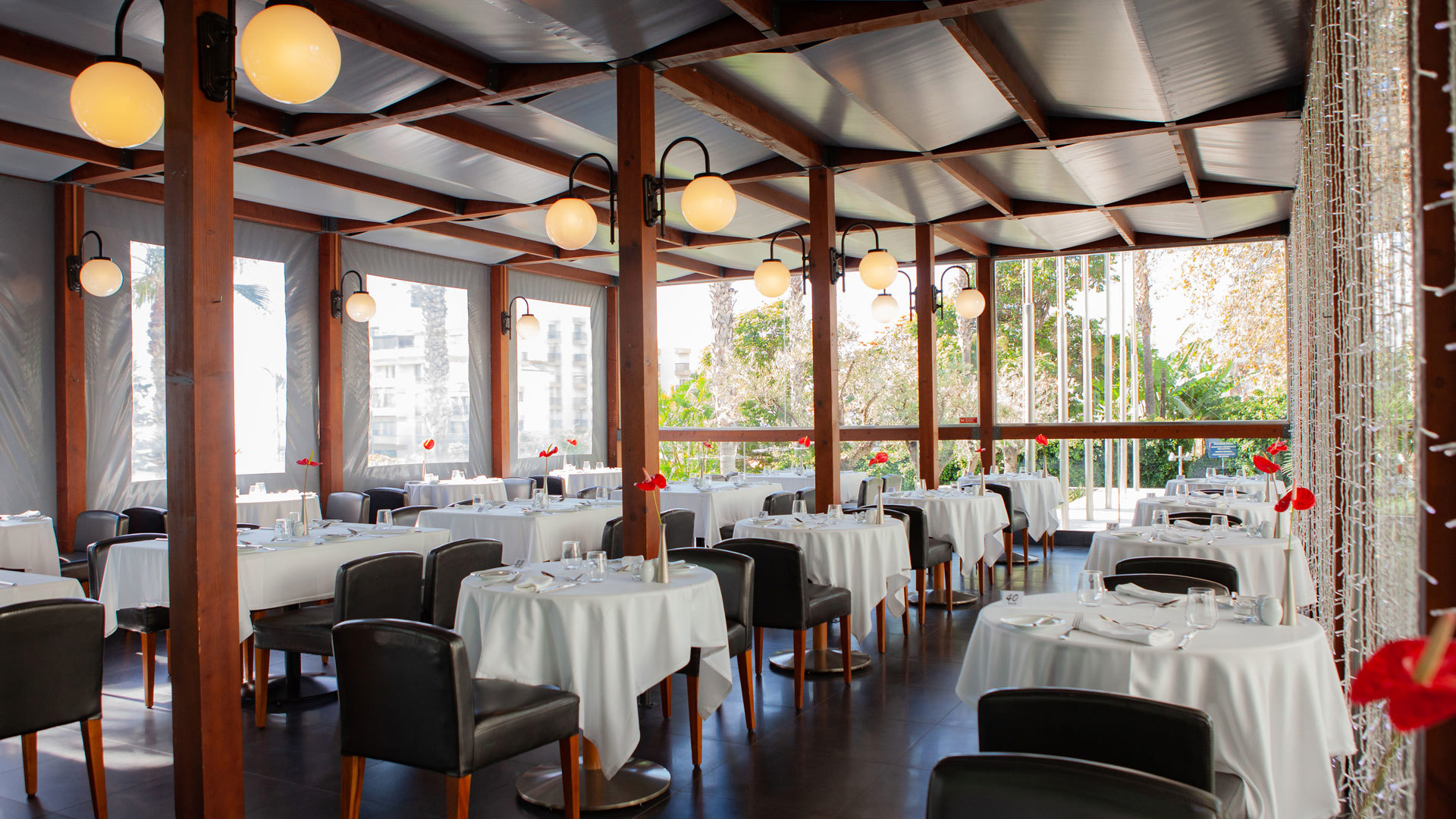 Restaurant mit Tischen und Stühlen.