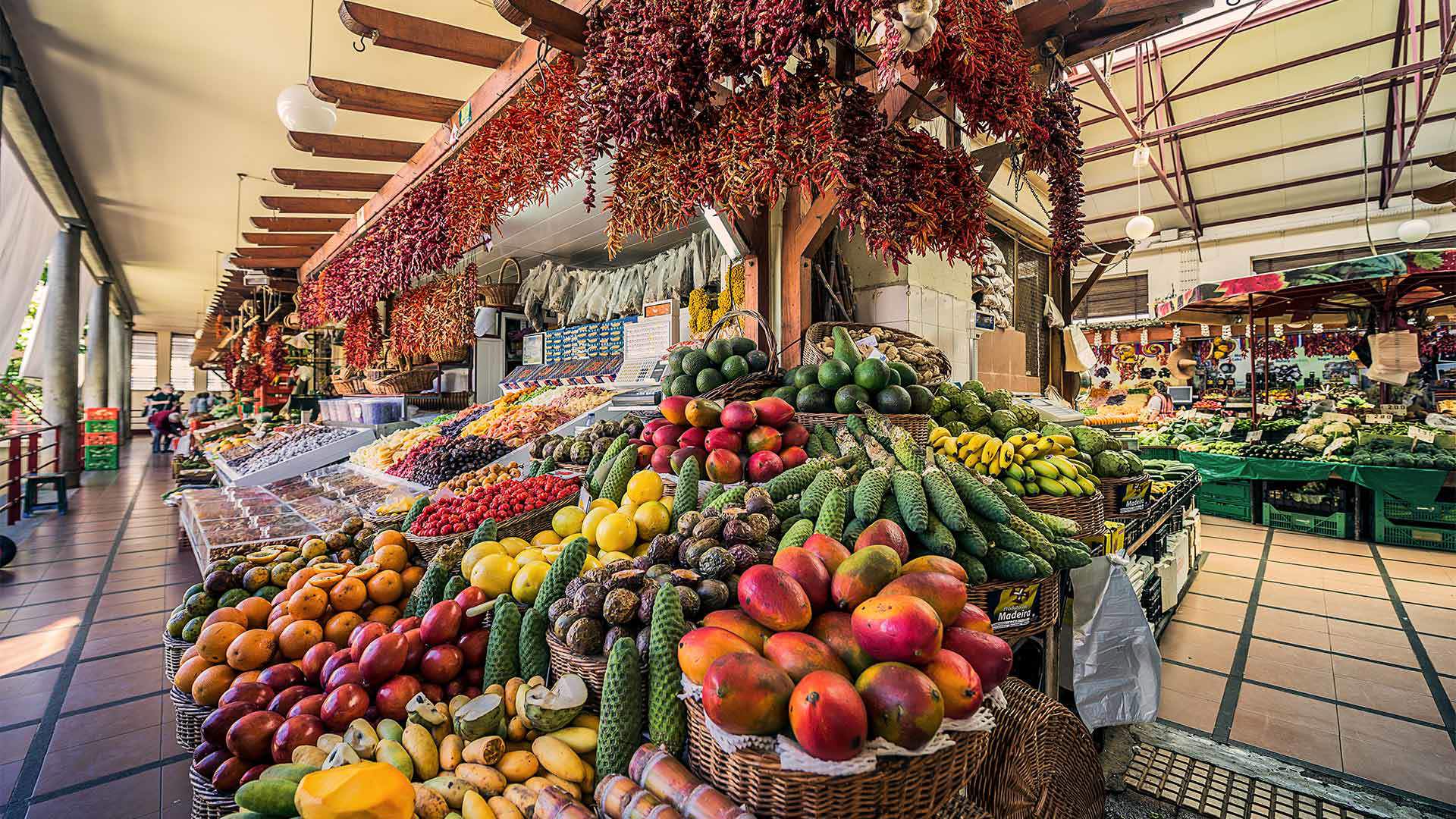Fruits et épices au marché à Madère.