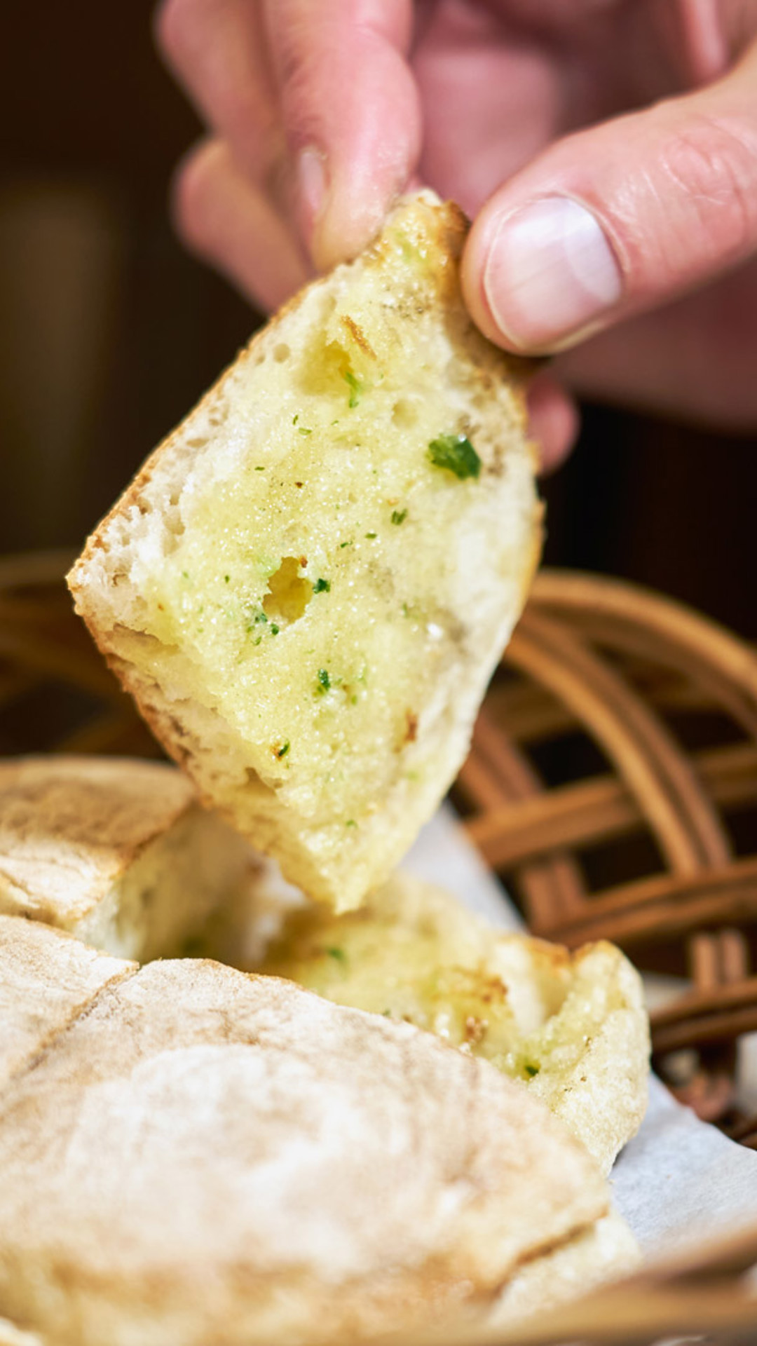Cesto com bolo do caco e manteiga de alho, uma especialidade gastronómica tradicional da Ilha da Madeira.
