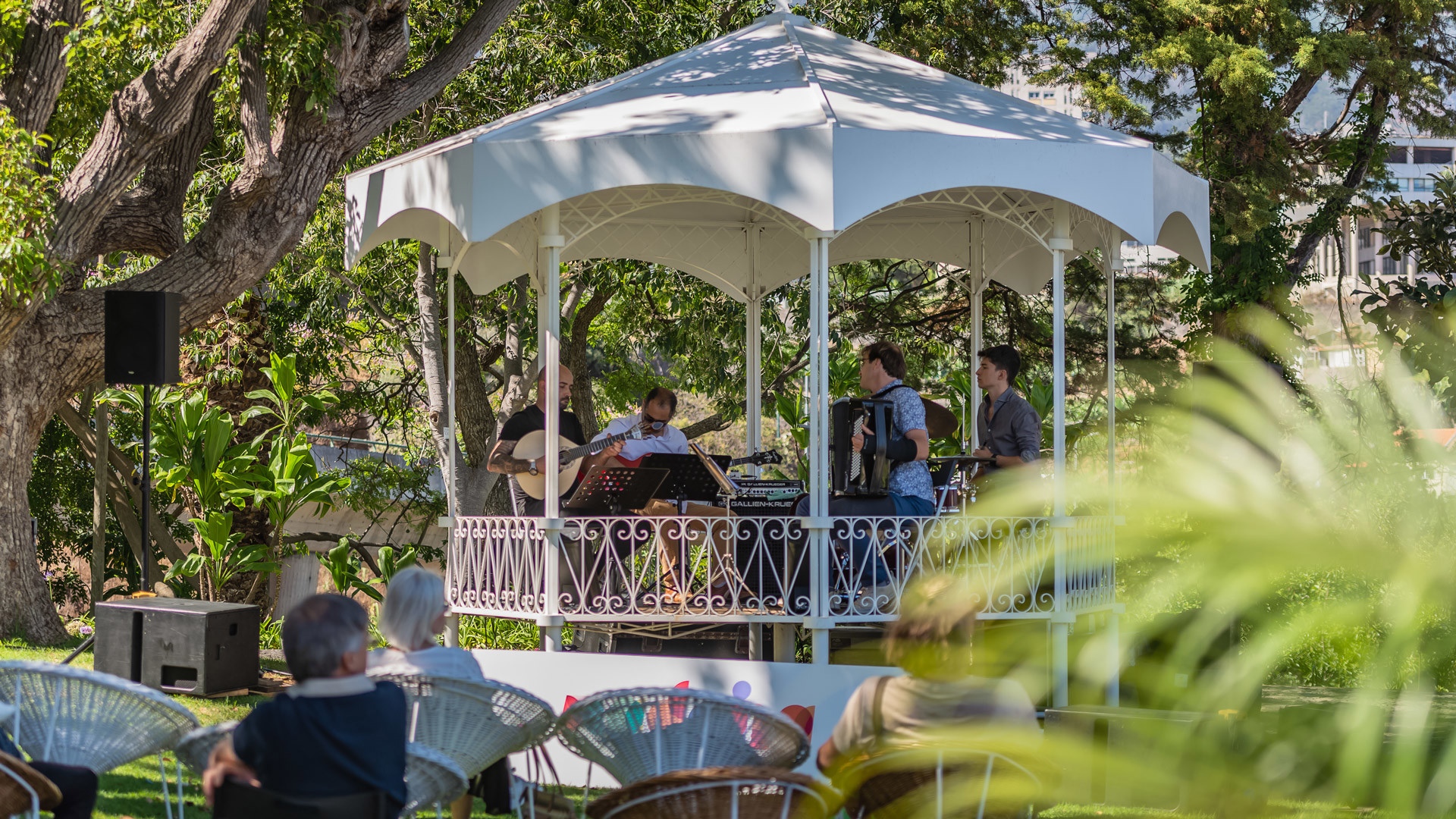 Fanfare jouant dans un kiosque au jardin.