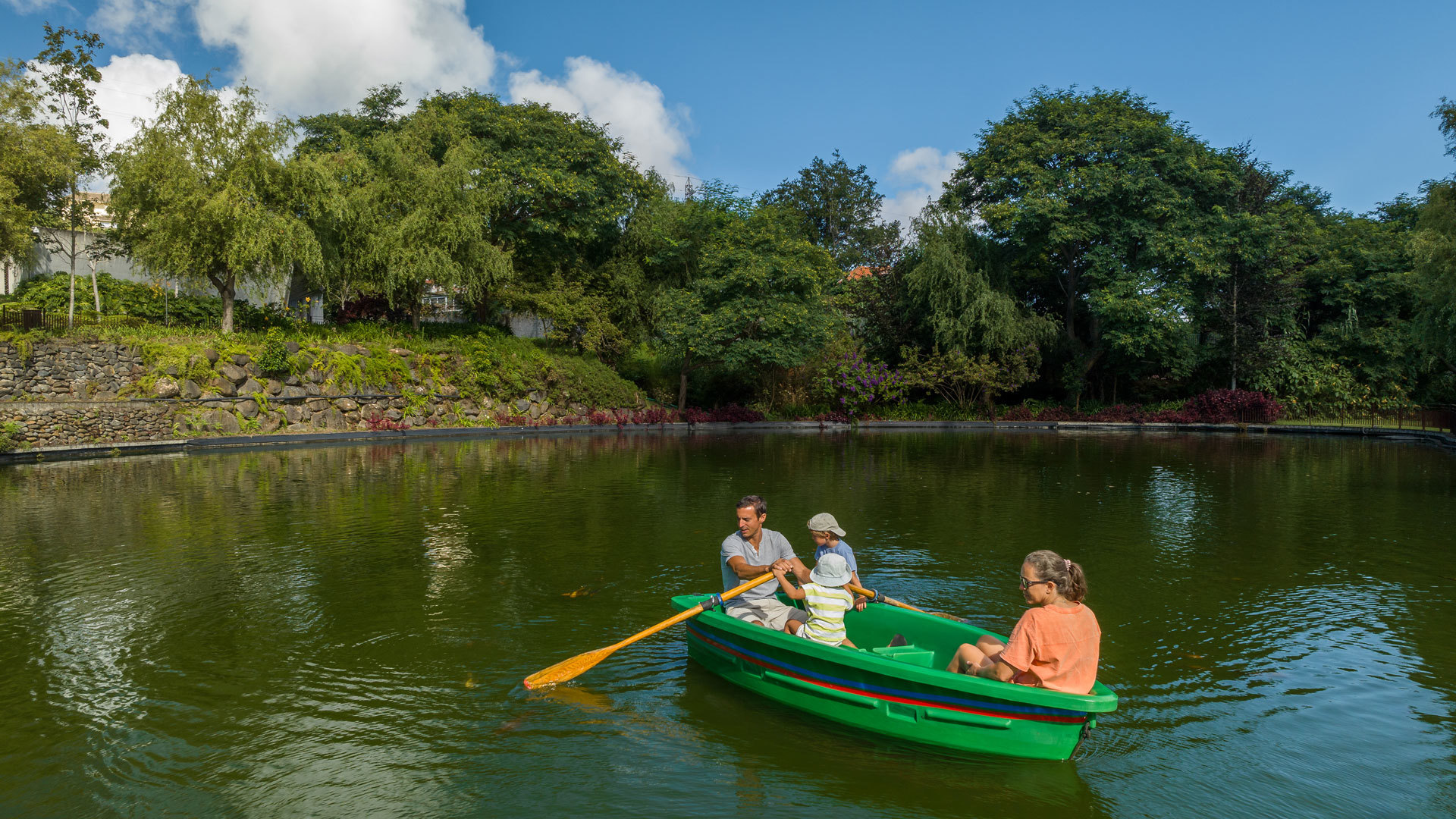 Familia remando en un barco en el Parque Temático de Santana.