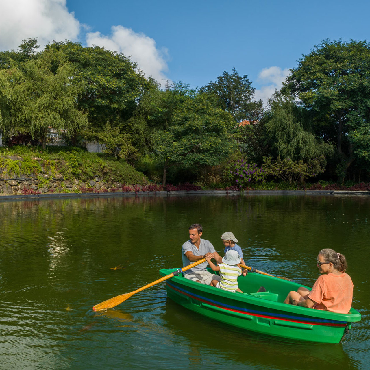 Familia remando en un barco en el Parque Temático de Santana.