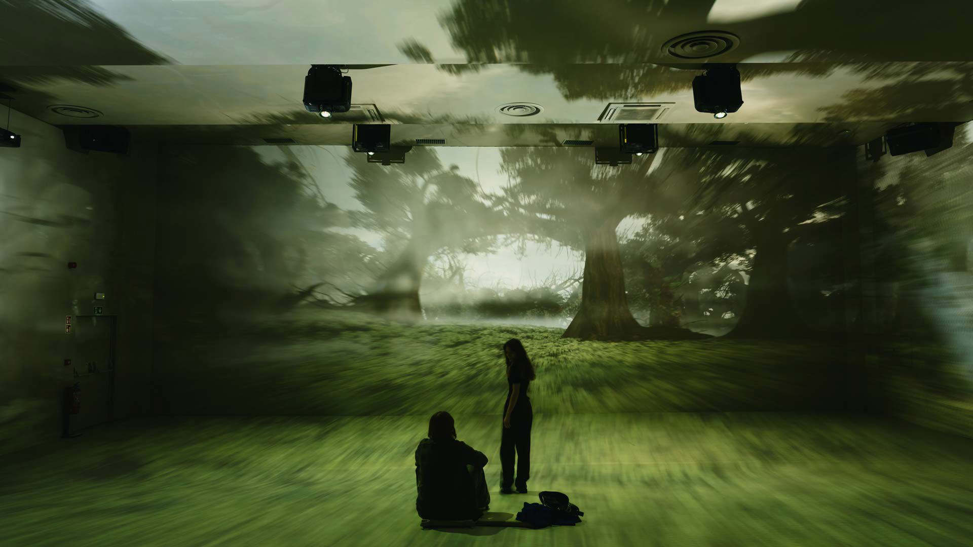 Siluetas de un hombre y una mujer proyectadas en un cuadro con bosque