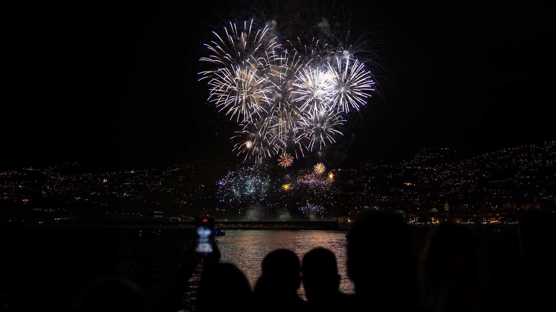 Festival do Atlântico em junho com fogo de artifício sobre o mar à noite na Madeira.