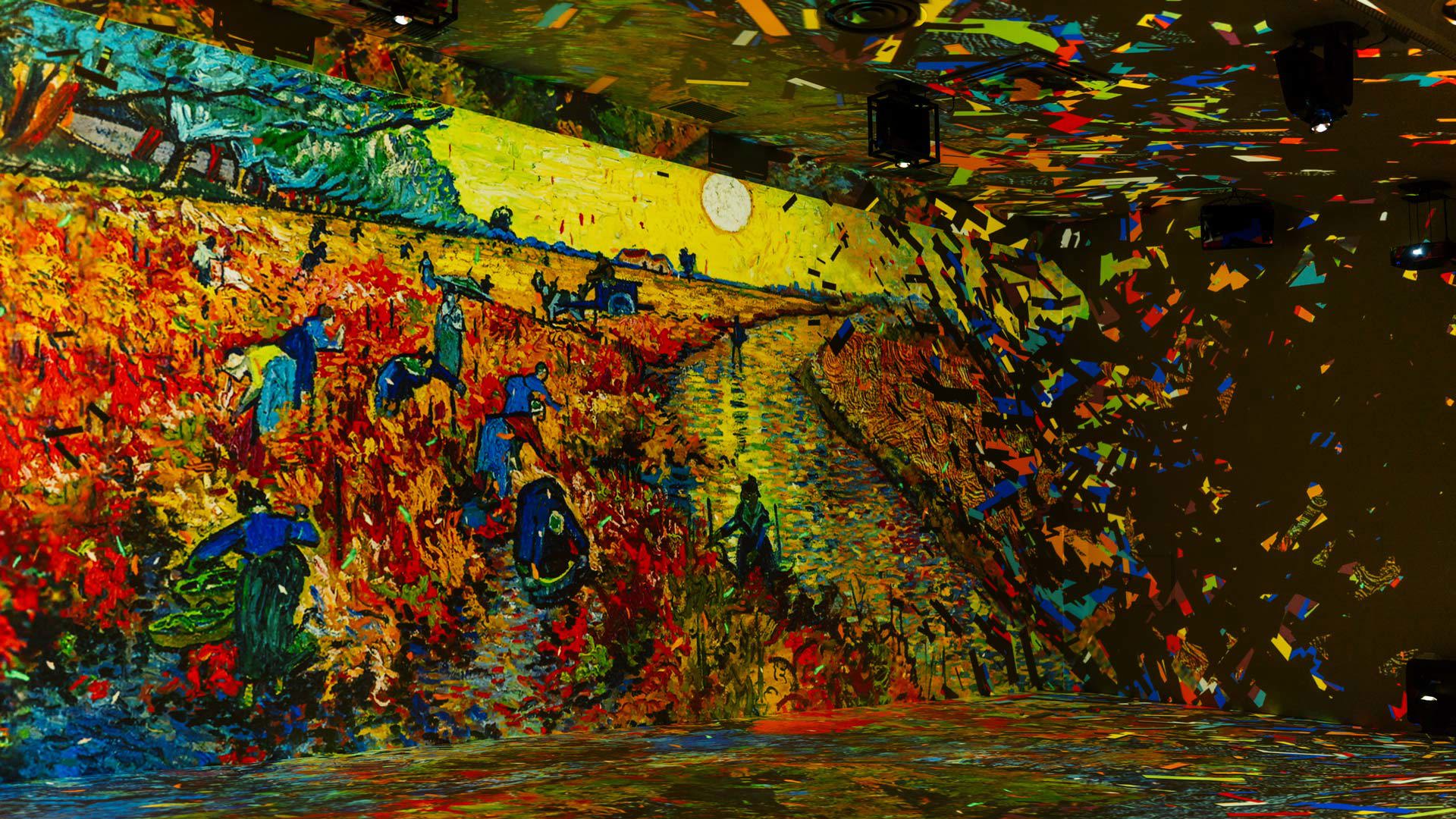 Pared iluminada con elementos decorativos