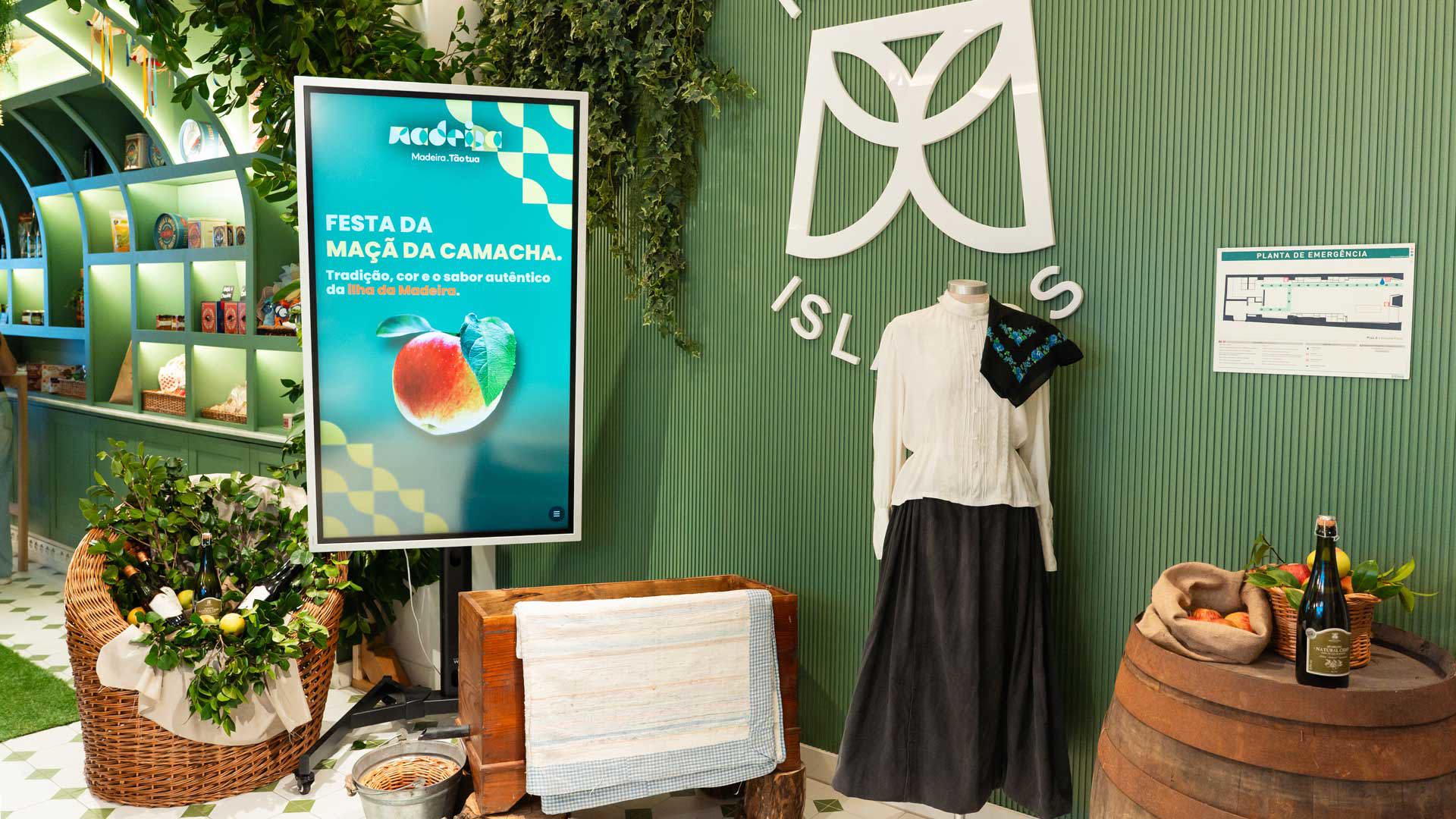 Costume and decoration of the Apple Festival at the Madeira Tourism Office in Lisbon.