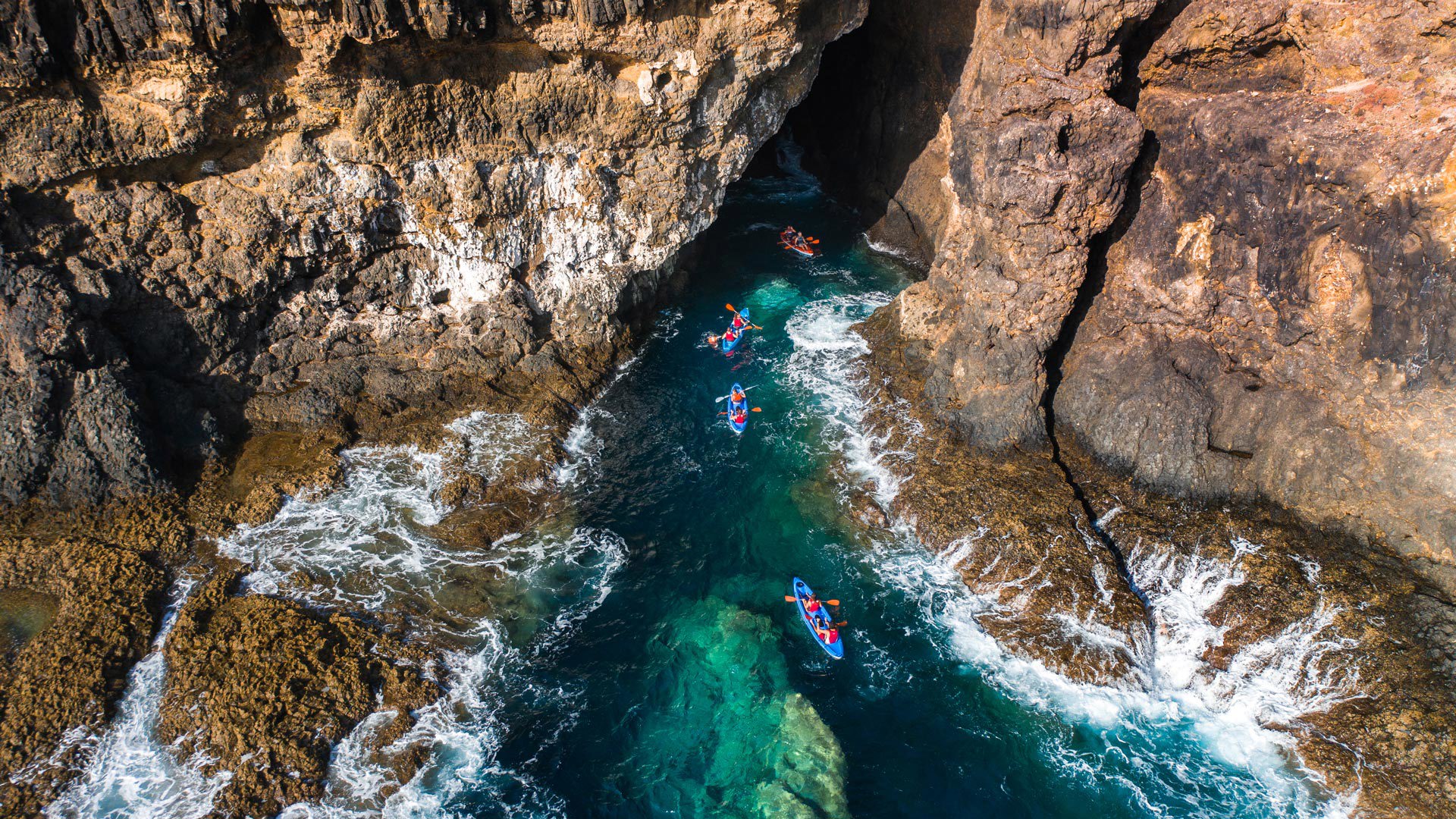 Piragüismo entre rocas junto al mar.