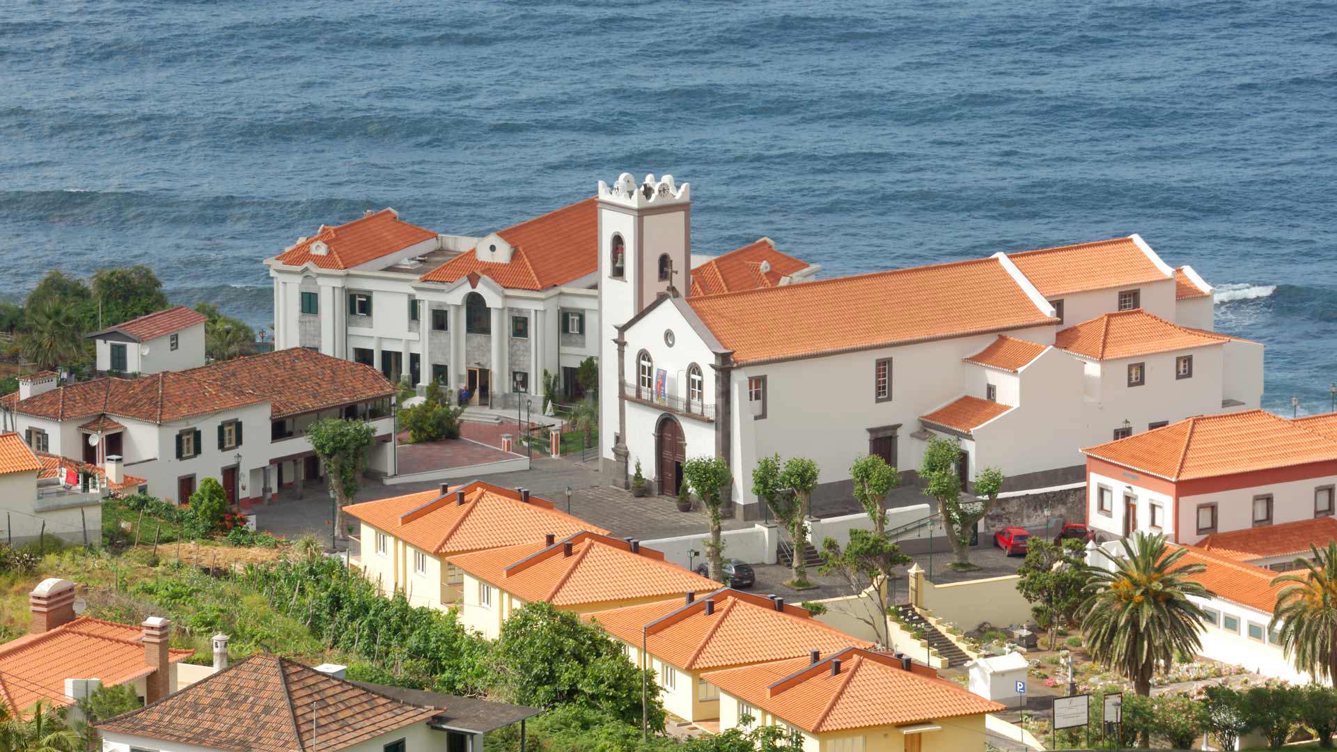 Casas e iglesia junto al mar en Madeira.