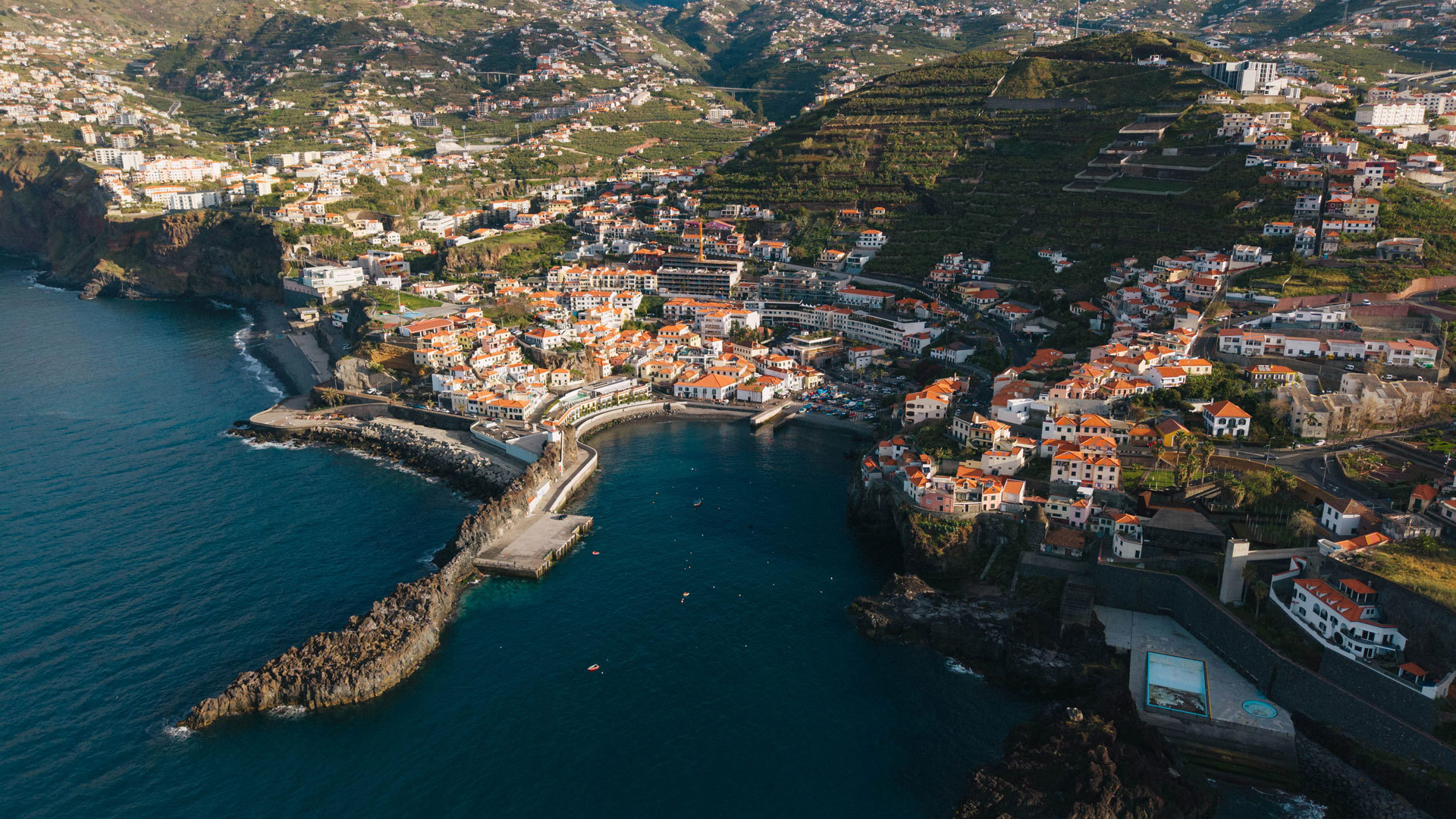 Bucht von Câmara de Lobos, traditionelles Fischerdorf auf Madeira.
