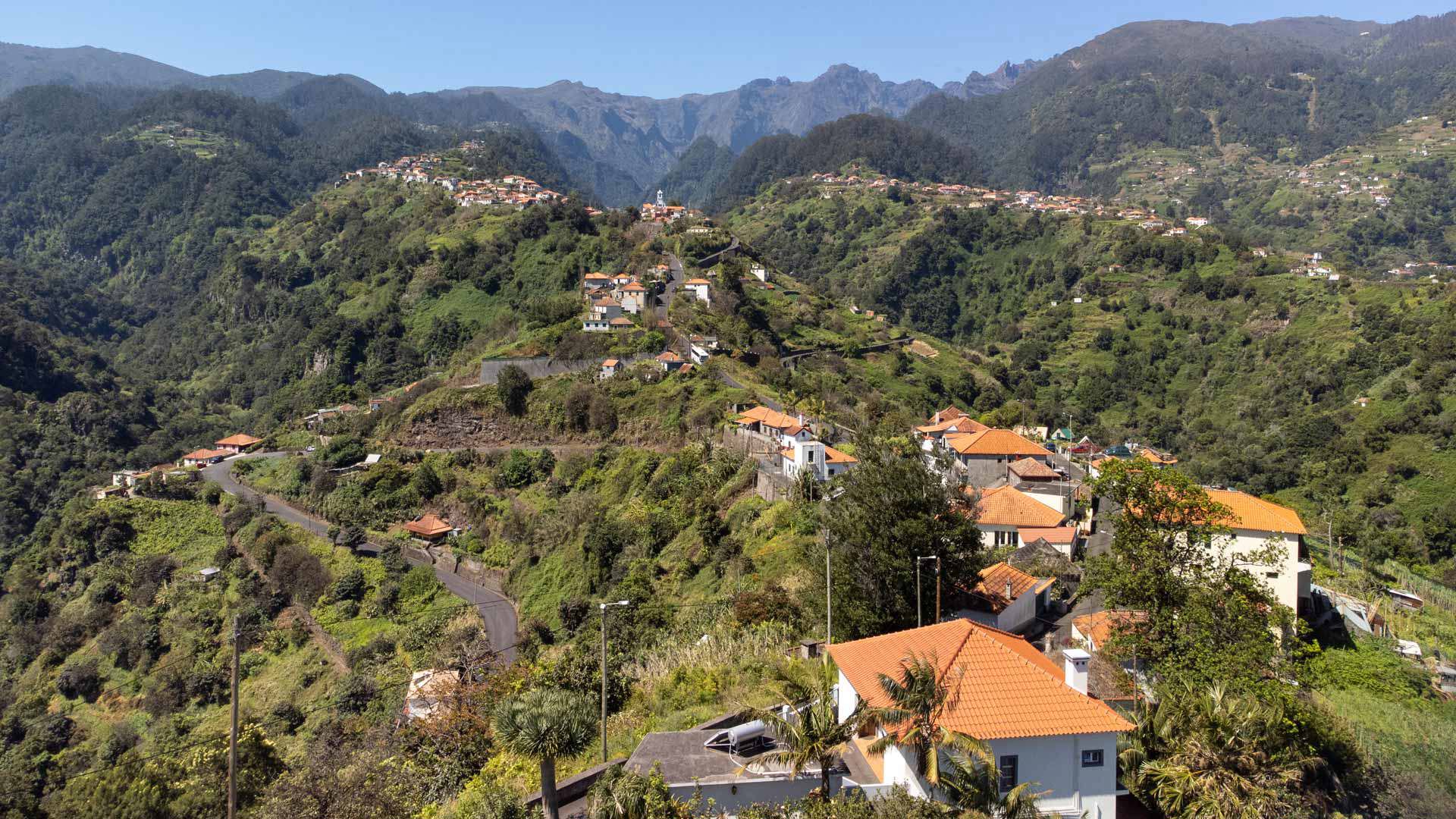Terrains verts avec maisons dans les montagnes de Madère.