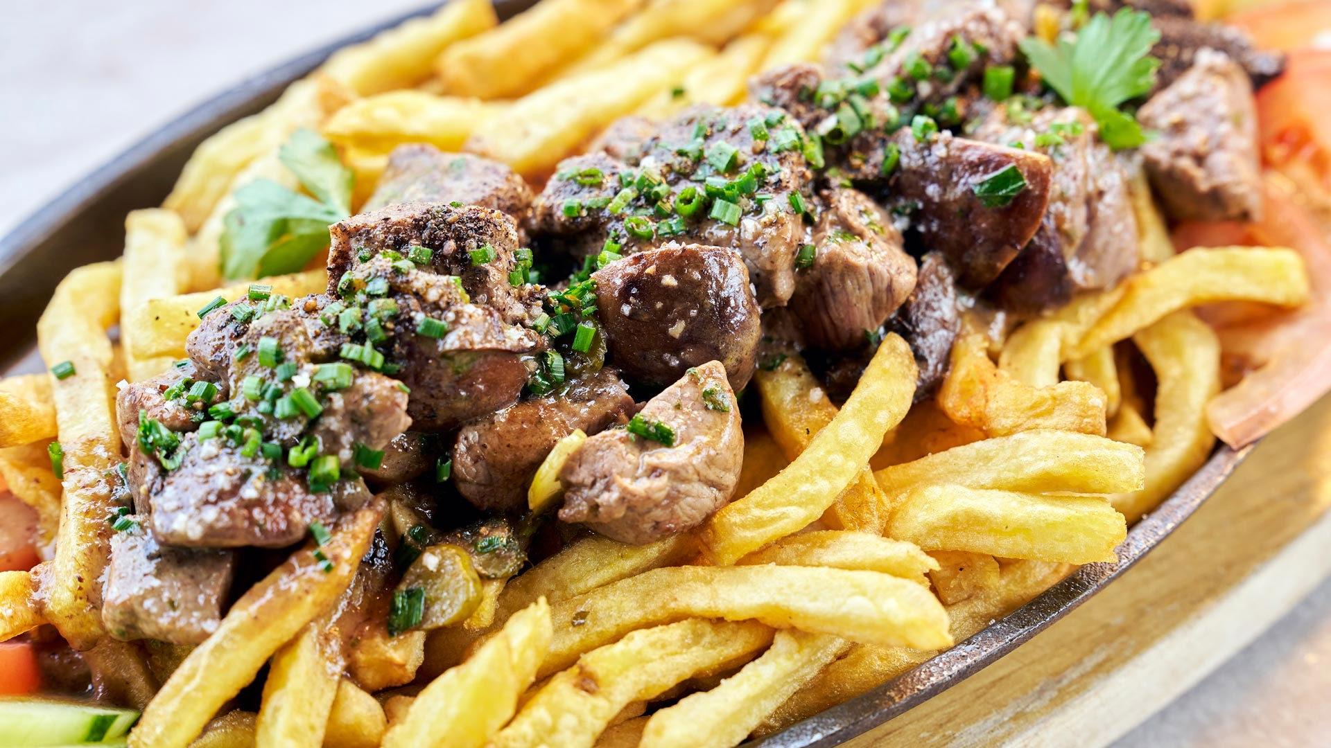 Mesa com picado regional, uma especialidade gastronómica da Ilha da Madeira.